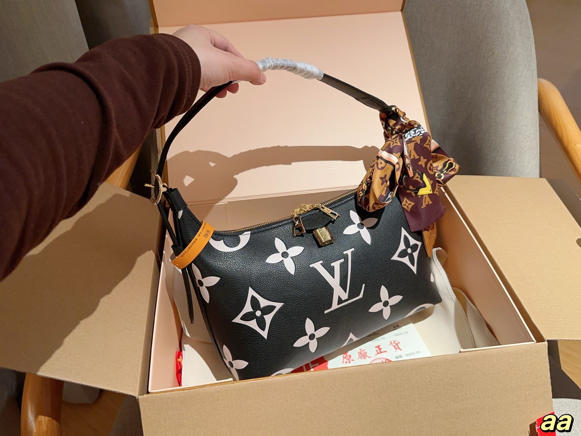 louis-new-arrival-hobo-lock-bag-size-28-18-10-cm-9783