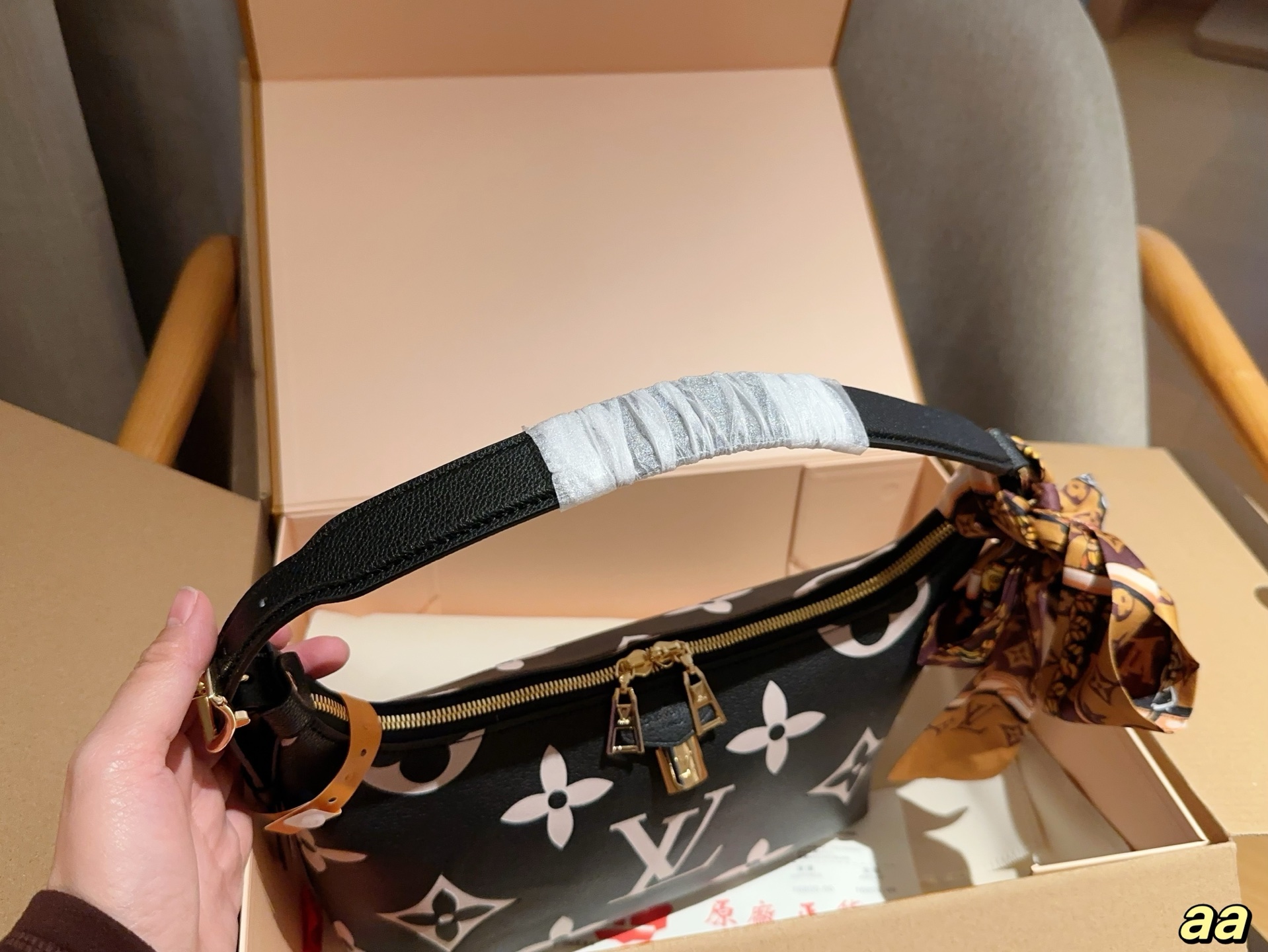 louis-new-arrival-hobo-lock-bag-size-28-18-10-cm-9783