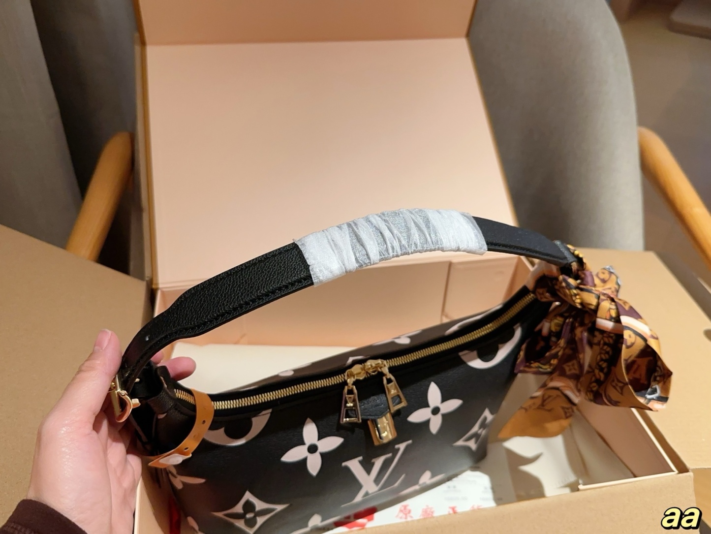 louis-new-arrival-hobo-lock-bag-size-28-18-10-cm-9783