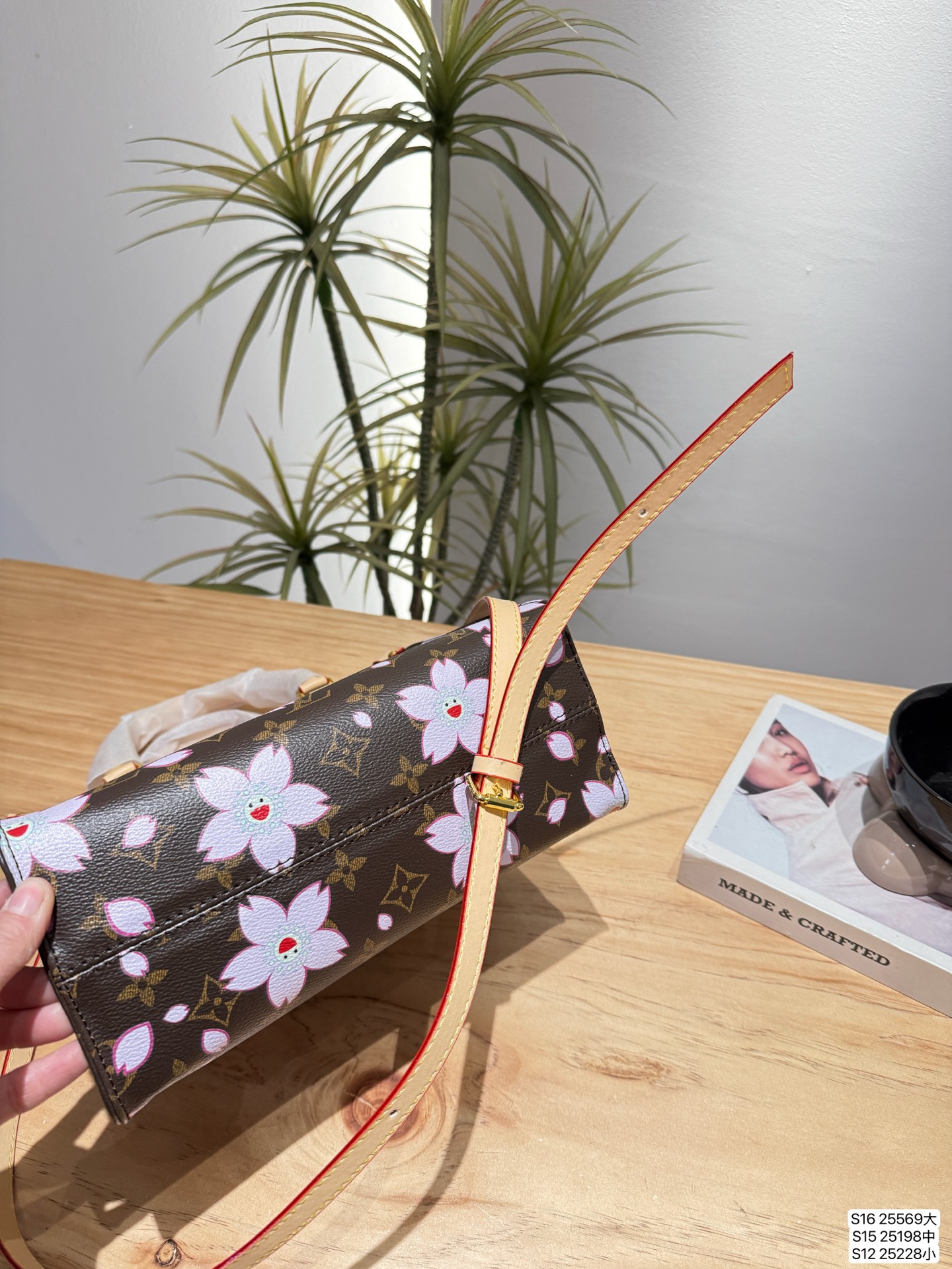 louis-25s-new-arrival-onthego-tote-bag-7729