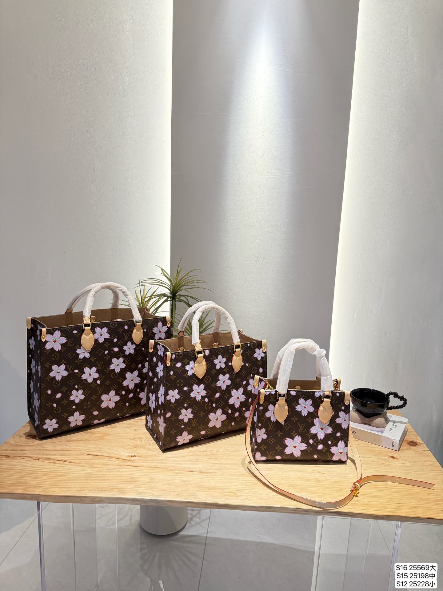 louis-25s-new-arrival-onthego-tote-bag-7729