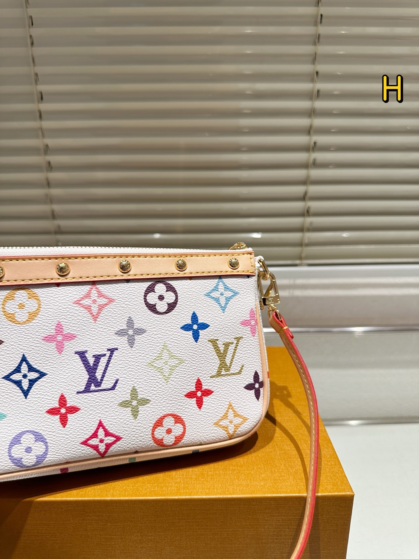 Louis new arrival hobo bag size: 21*12 cm