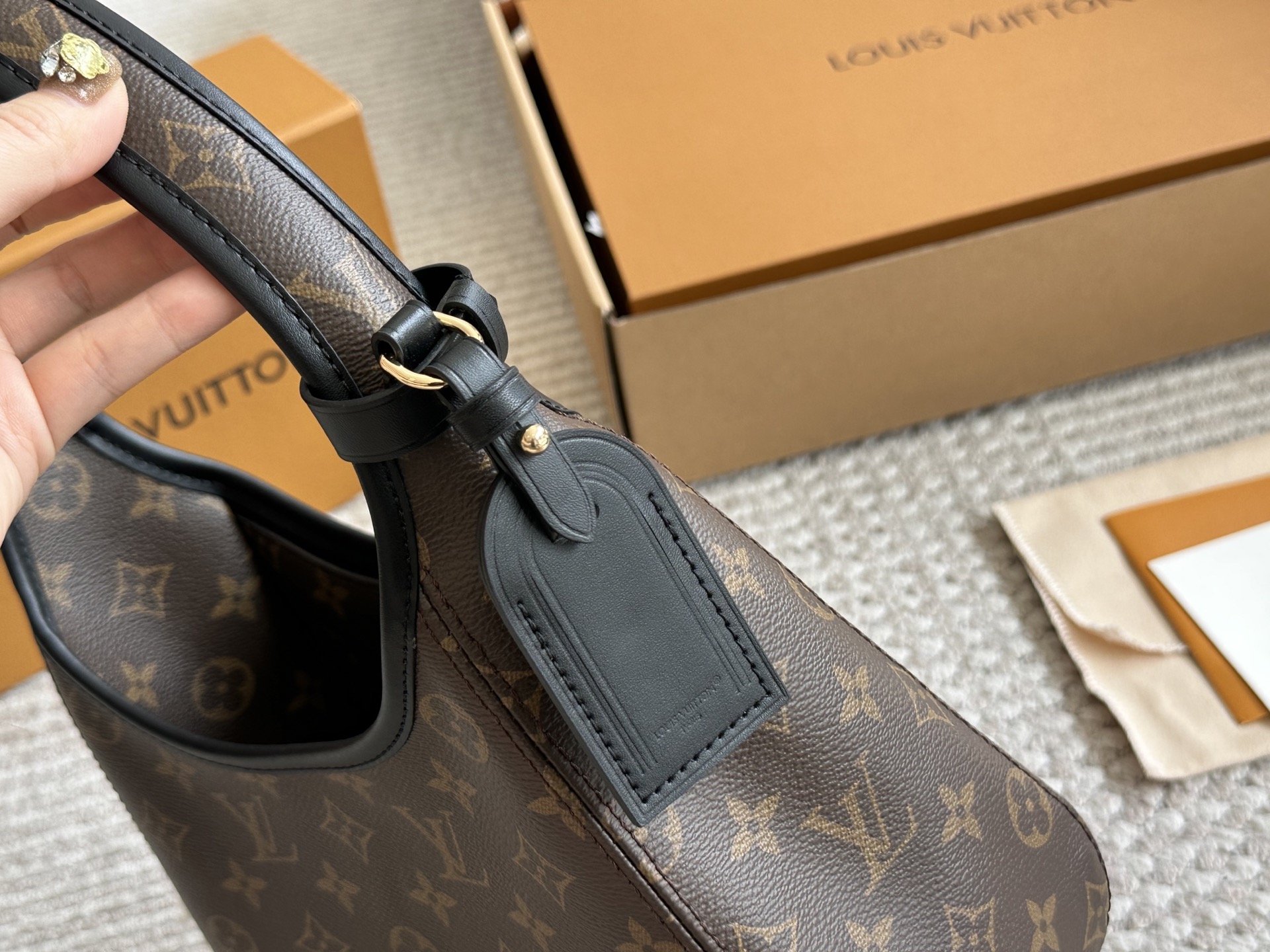 Louis new arrival The Drop hobo bag size: 26*17 cm