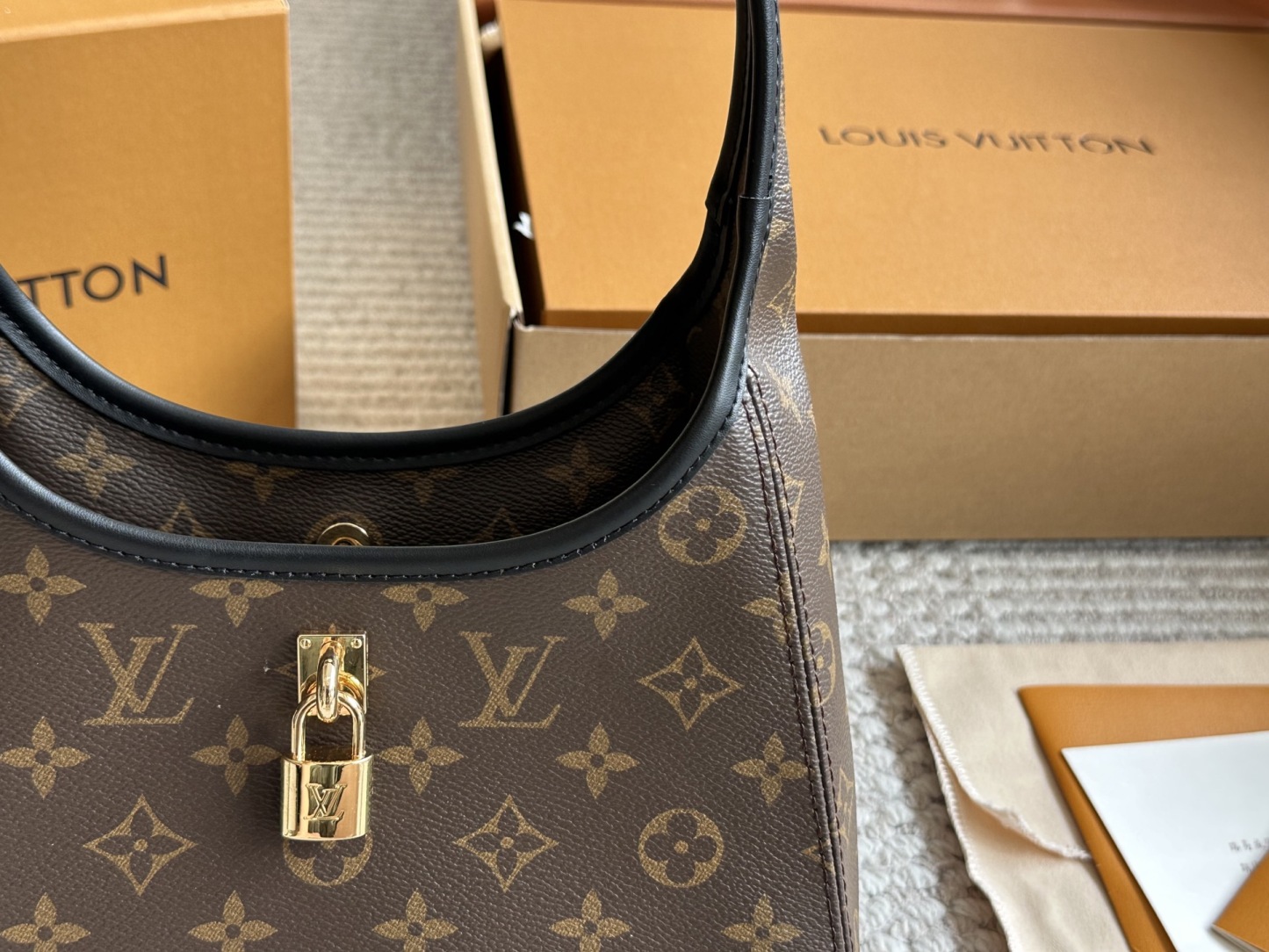 Louis new arrival The Drop hobo bag size: 26*17 cm