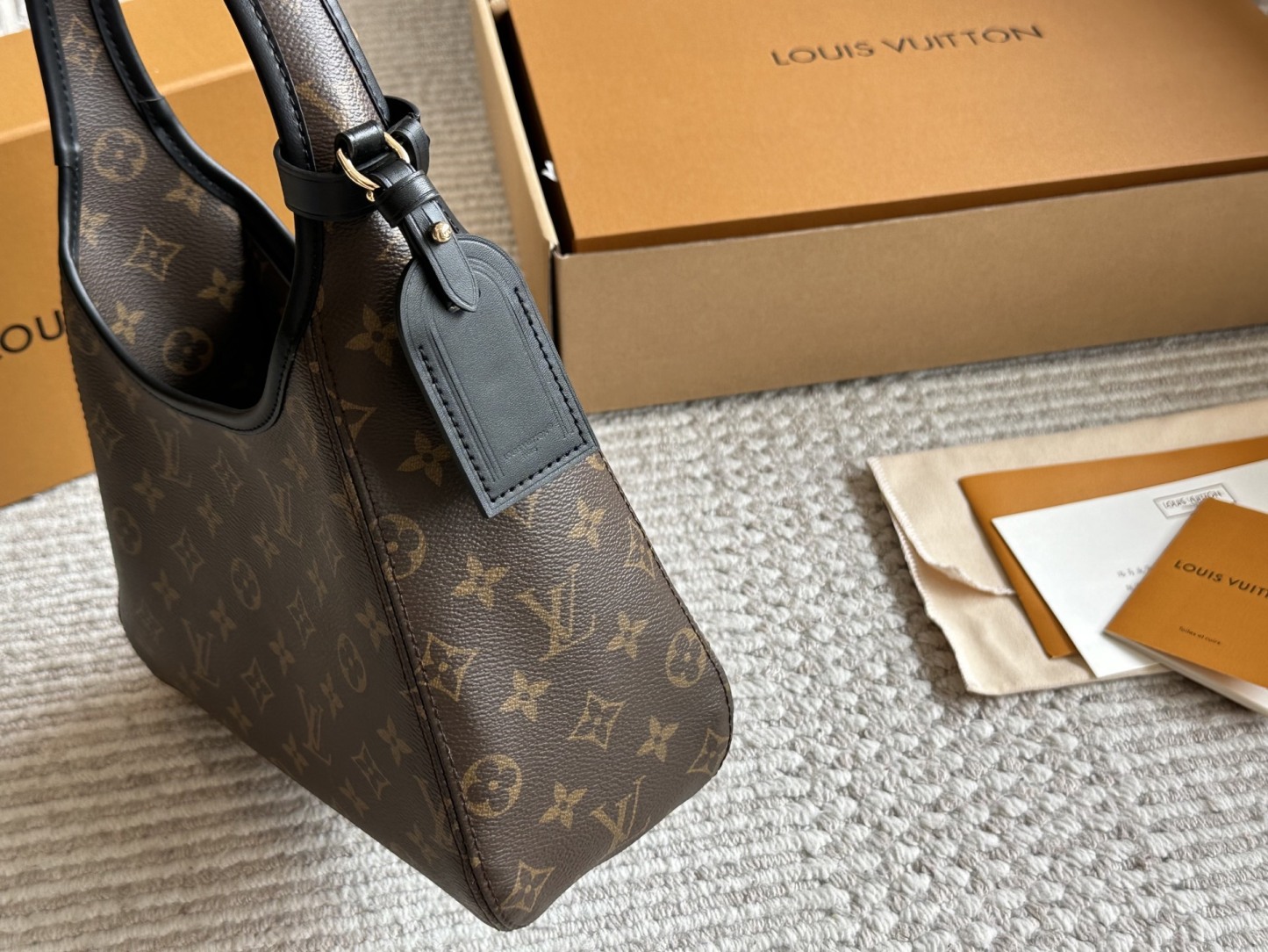 Louis new arrival The Drop hobo bag size: 26*17 cm