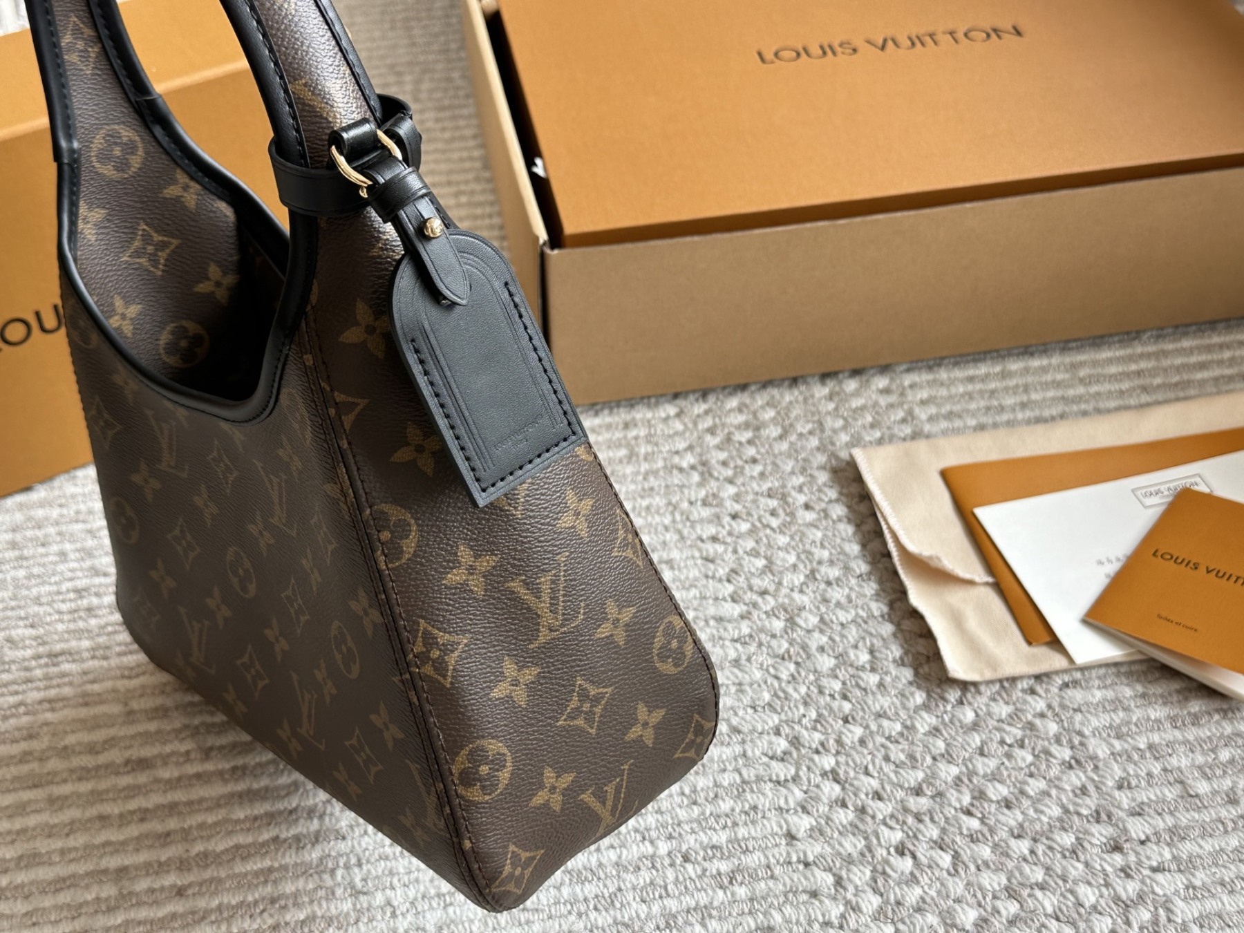 Louis new arrival The Drop hobo bag size: 26*17 cm