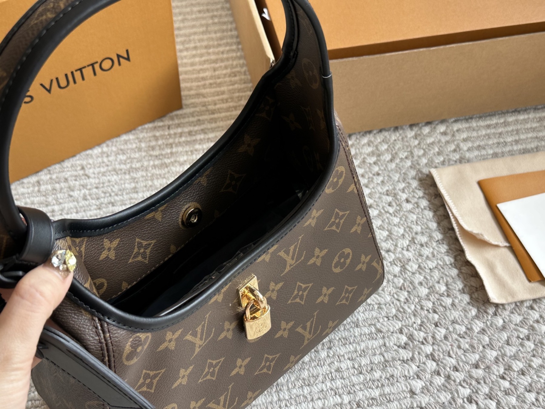 Louis new arrival The Drop hobo bag size: 26*17 cm