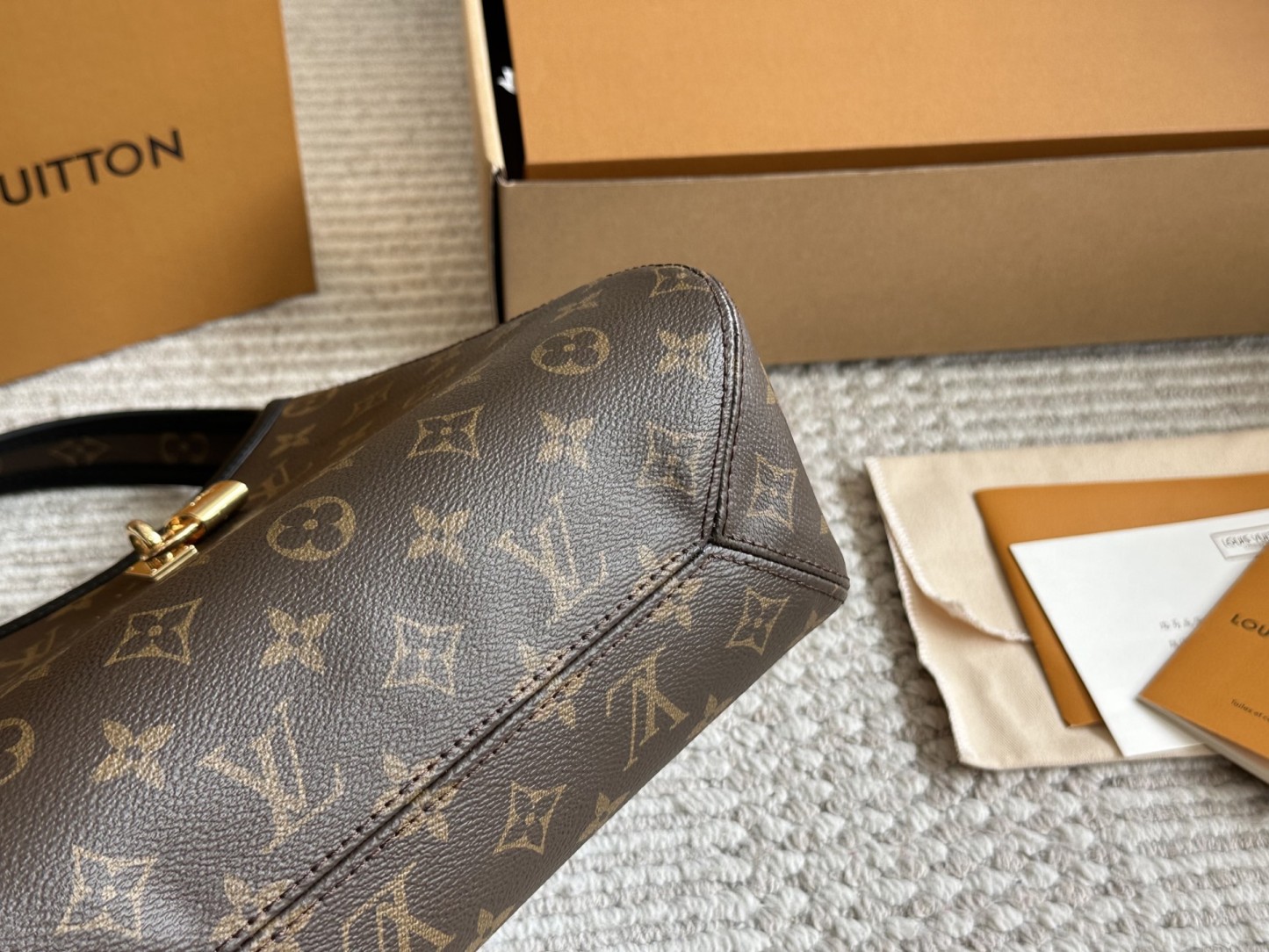 Louis new arrival The Drop hobo bag size: 26*17 cm