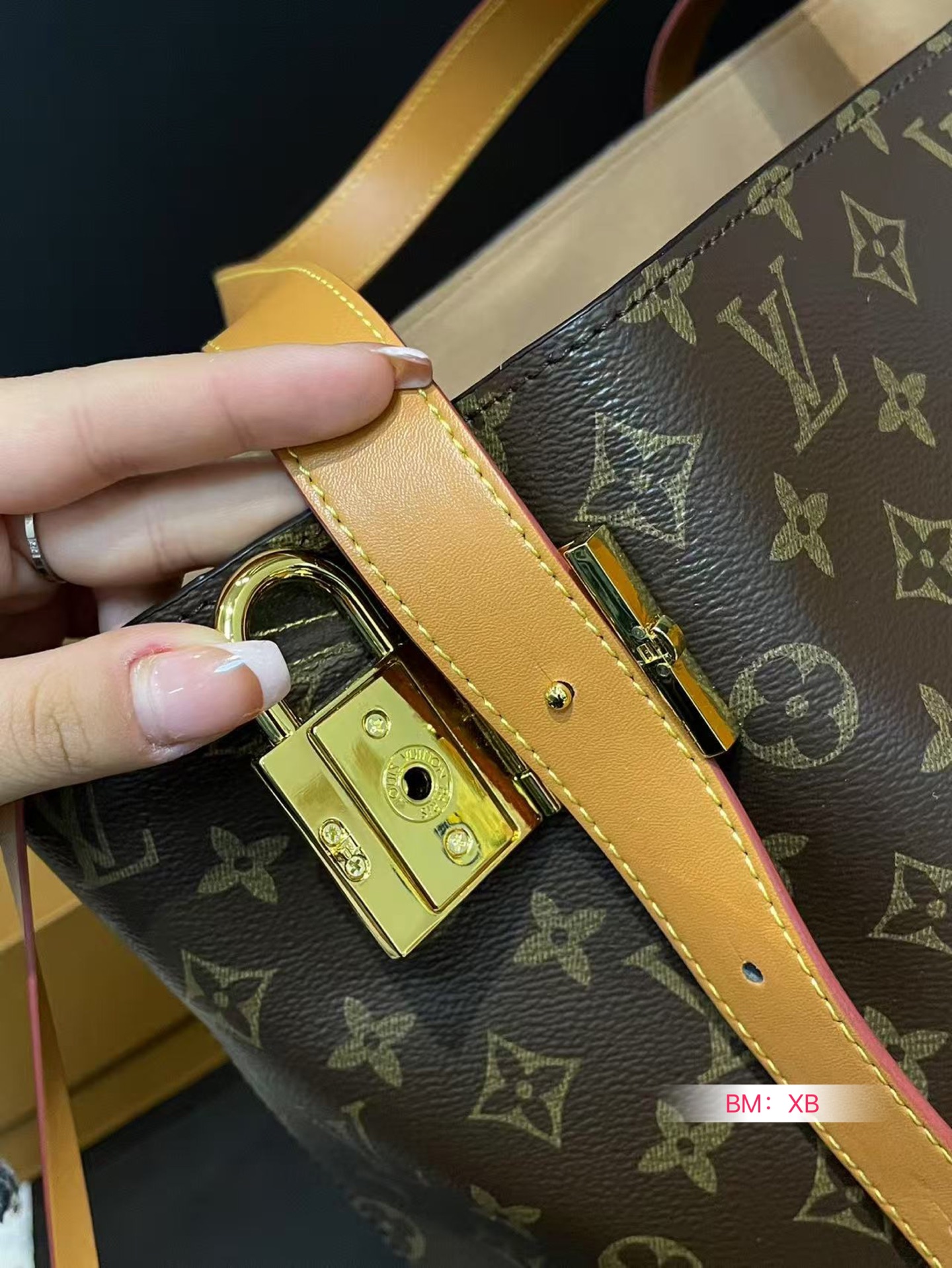 Louis new arrival tote bag size: 44*30 cm