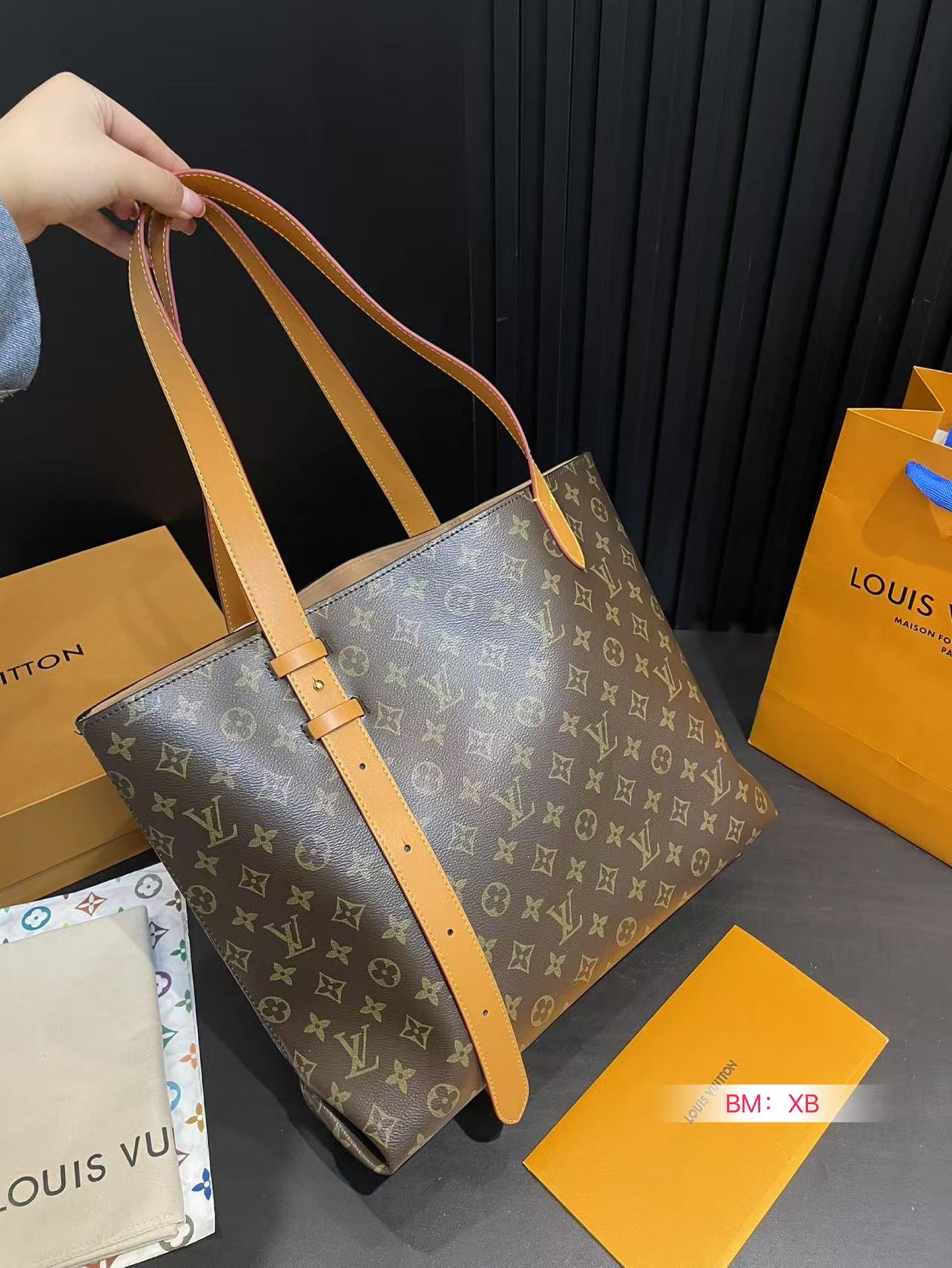 Louis new arrival tote bag size: 44*30 cm