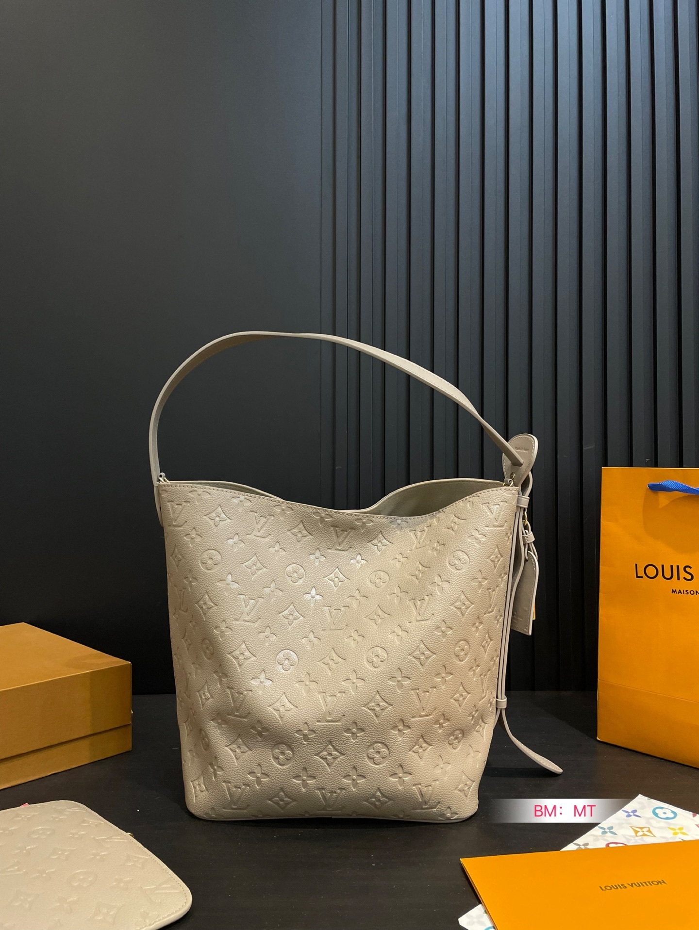 louis-new-arrival-all-in-bb-hobo-bag-003-size-26-30-cm-9354