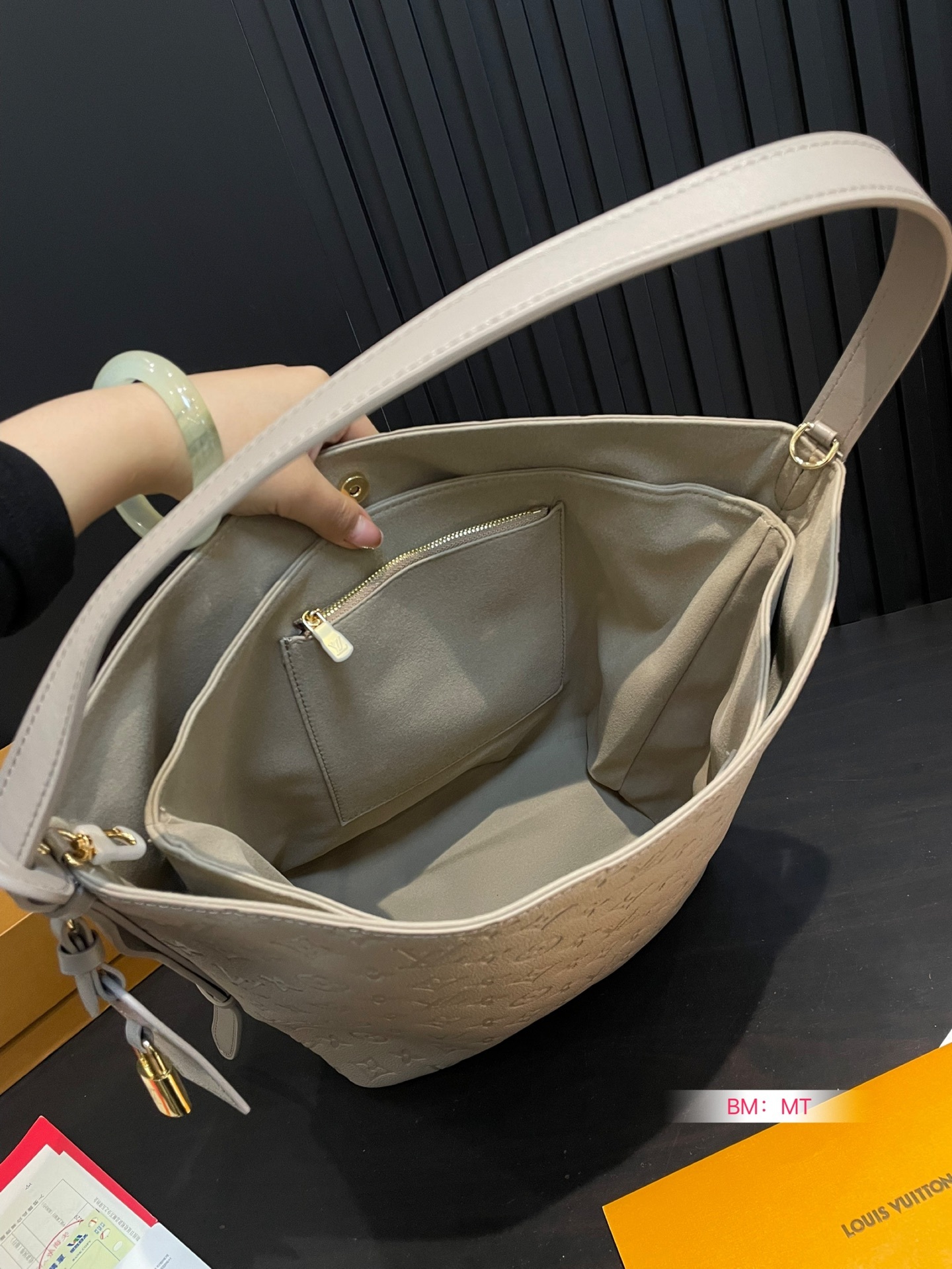 louis-new-arrival-all-in-bb-hobo-bag-003-size-26-30-cm-9354