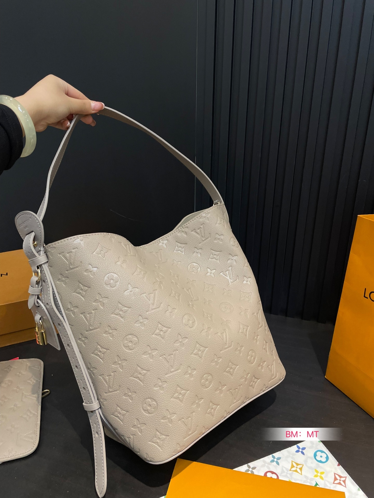 louis-new-arrival-all-in-bb-hobo-bag-003-size-26-30-cm-9354