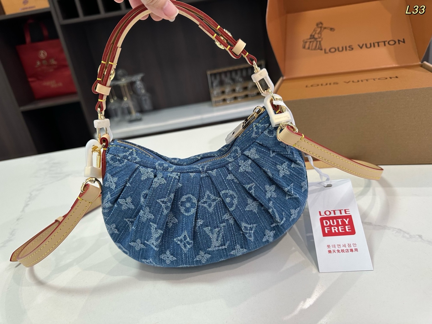 Louis new arrival Pochette Valley bag size: 20*12 cm