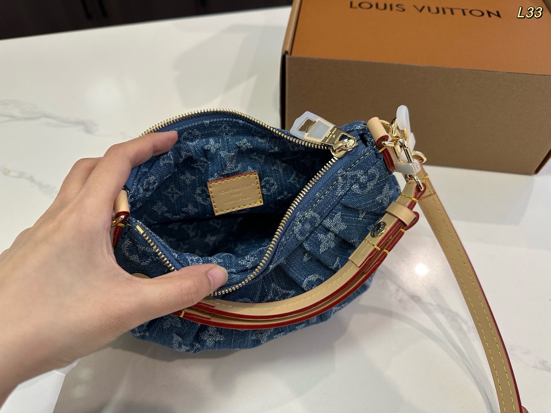 Louis new arrival Pochette Valley bag size: 20*12 cm
