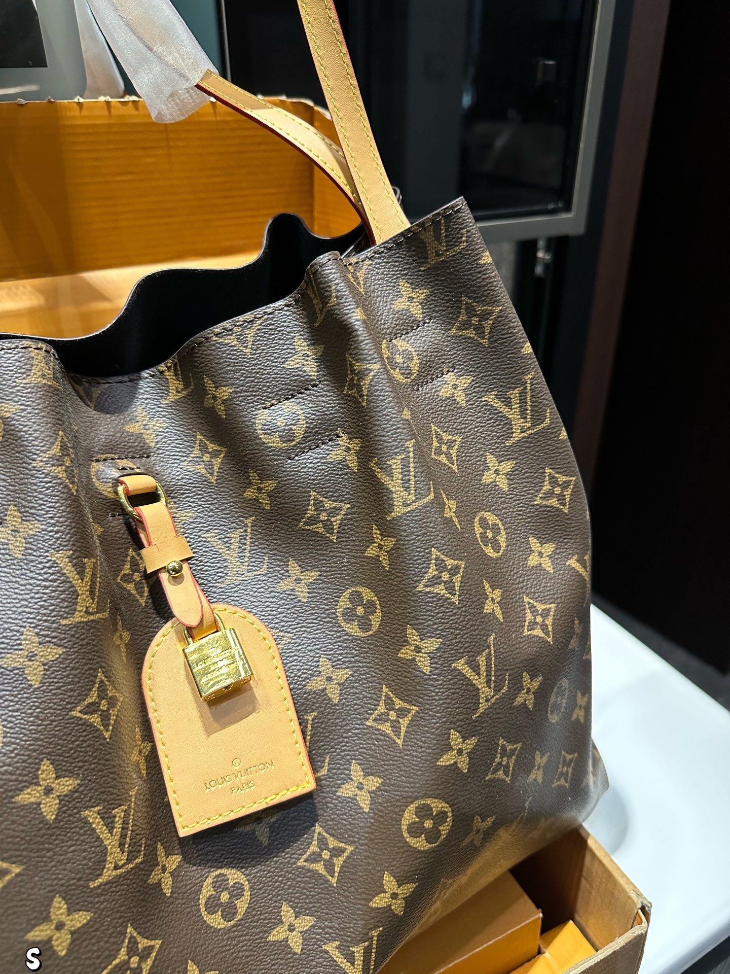 louis new arrival shopping tote bag size:42 * 30cm