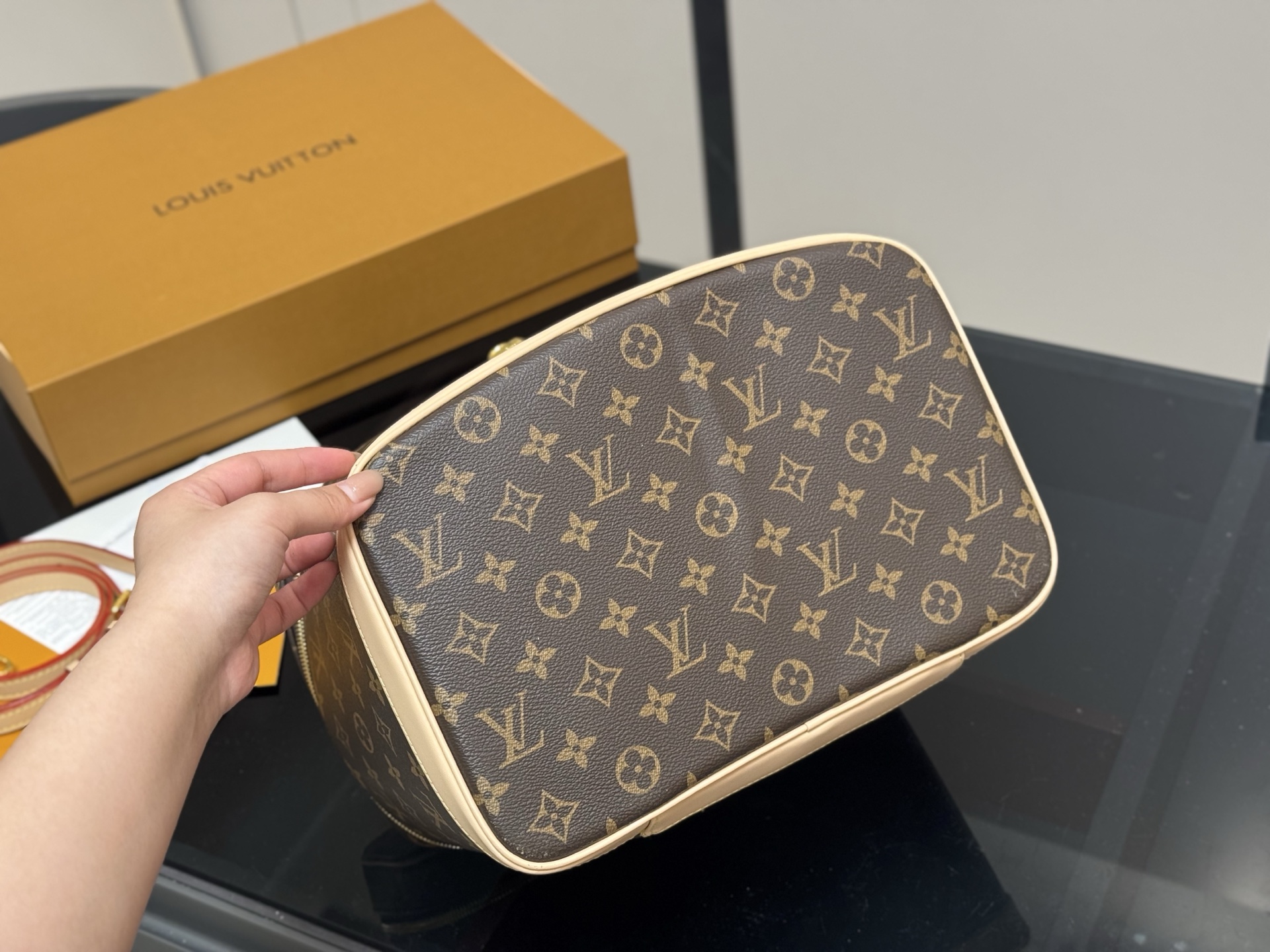 Louis new arrival make up bag size:30.21cm