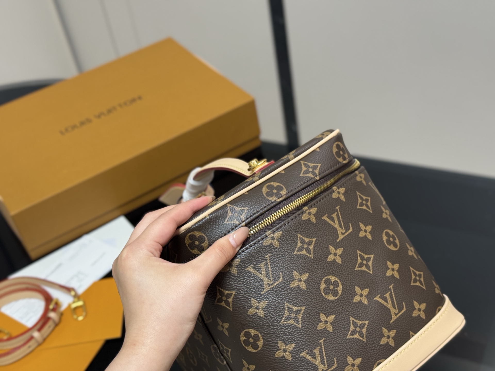 Louis new arrival make up bag size:30.21cm