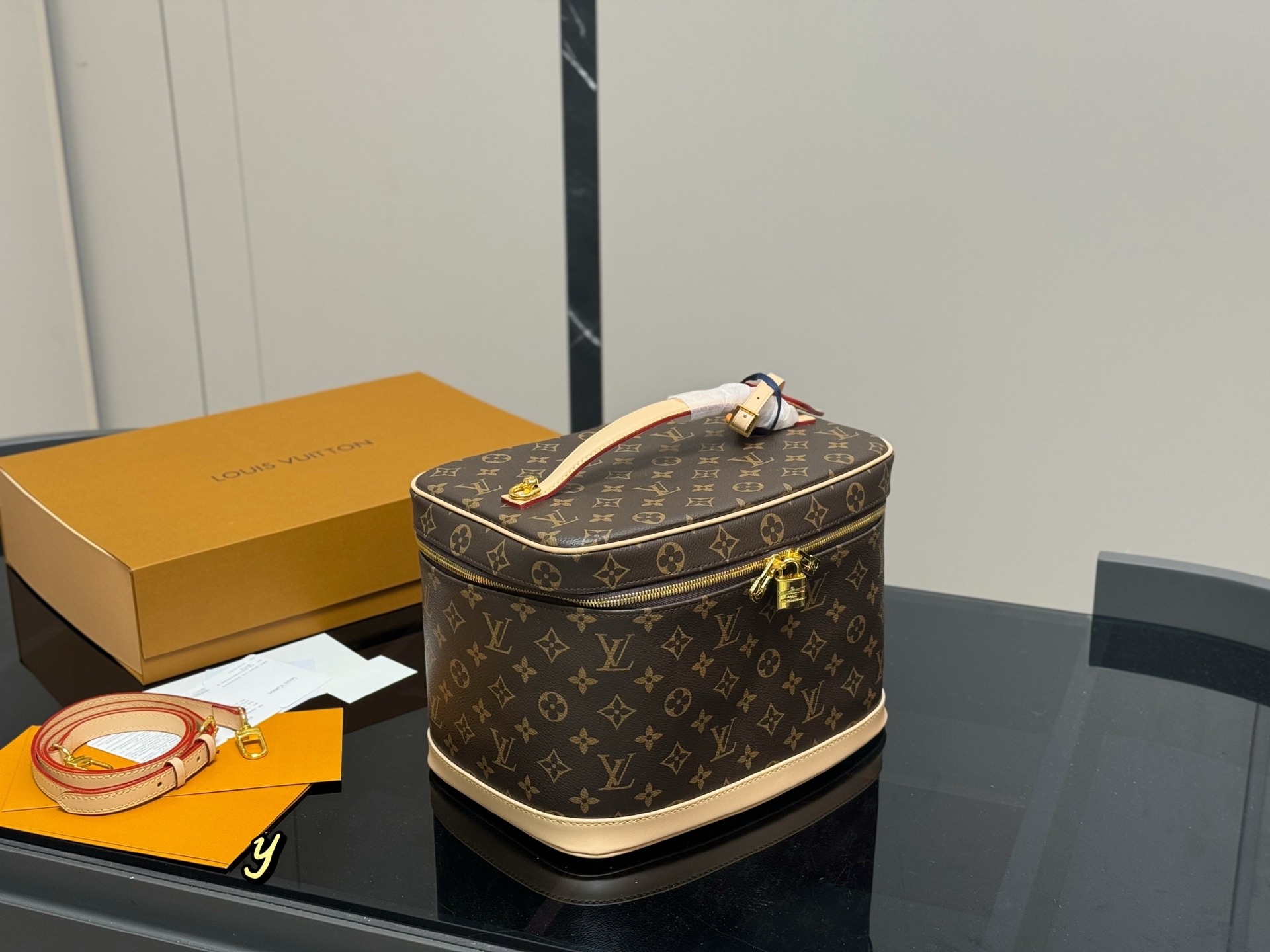 Louis new arrival make up bag size:30.21cm