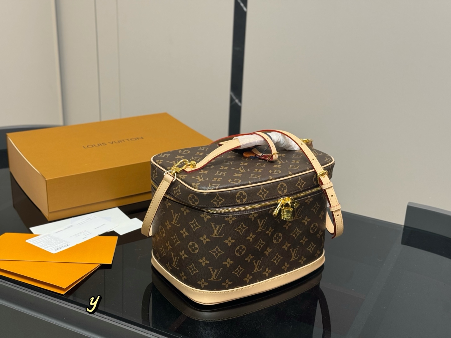 Louis new arrival make up bag size:30.21cm