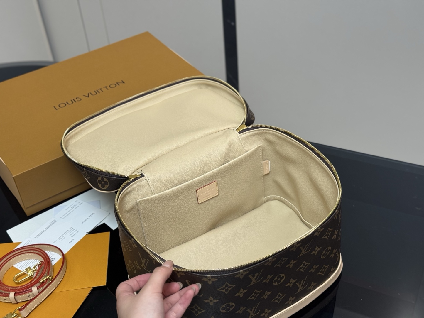 Louis new arrival make up bag size:30.21cm