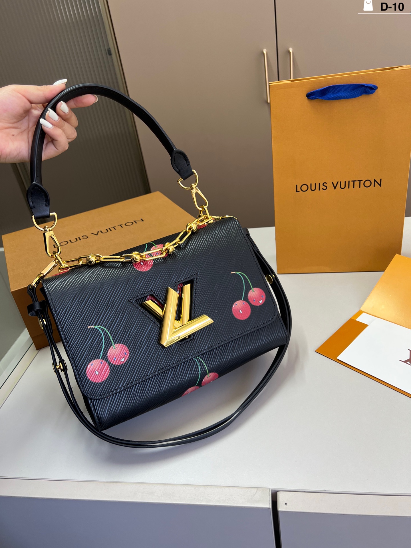 louis-new-arrival-twist-bag-size-23-16-cm-6663