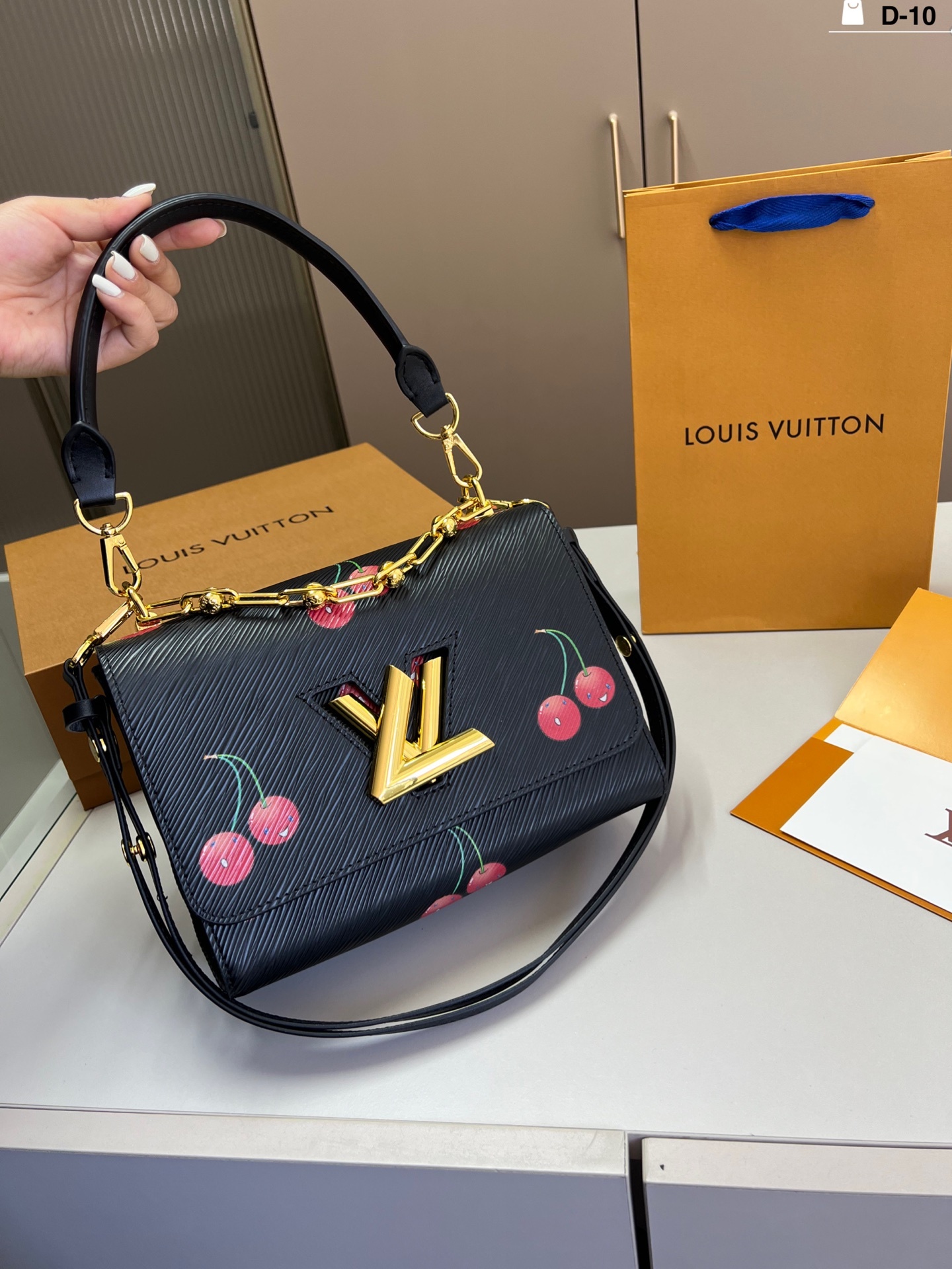 louis-new-arrival-twist-bag-size-23-16-cm-6663