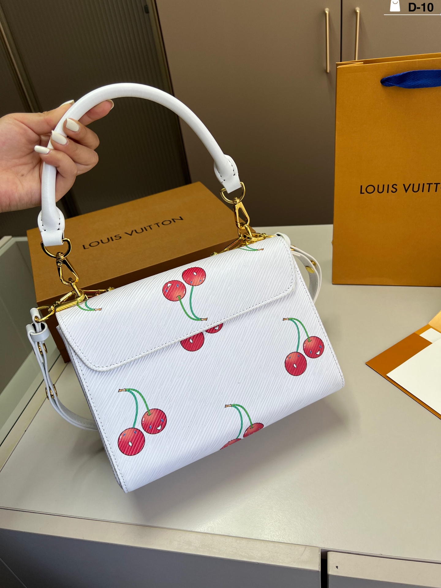 louis-new-arrival-twist-bag-size-23-16-cm-6663