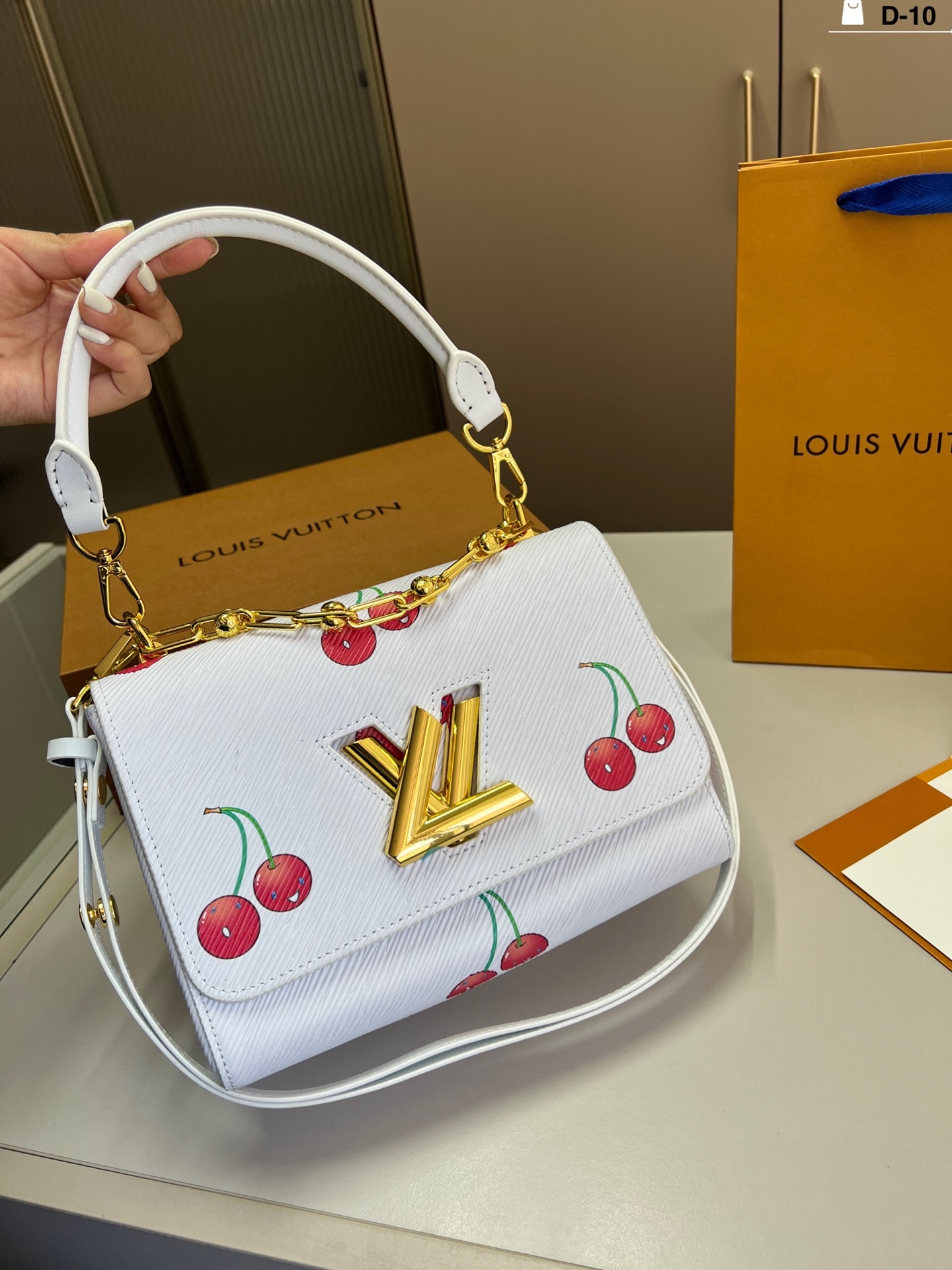 louis-new-arrival-twist-bag-size-23-16-cm-6663