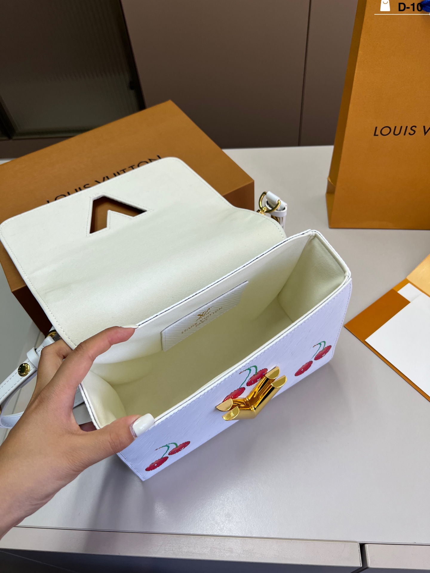 louis-new-arrival-twist-bag-size-23-16-cm-6663