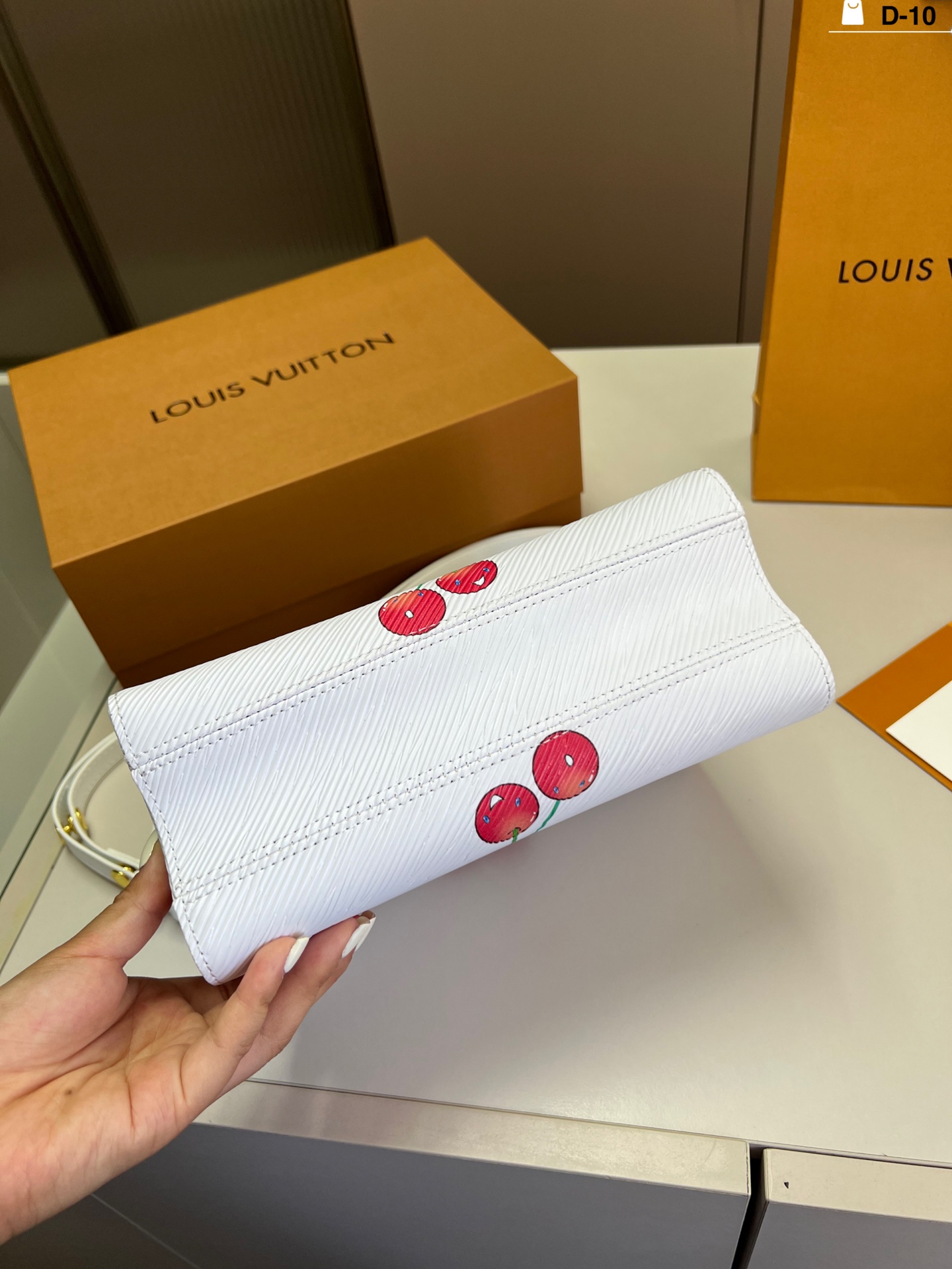 louis-new-arrival-twist-bag-size-23-16-cm-6663