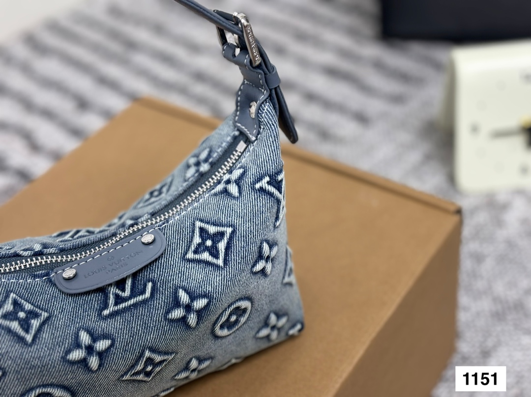 Louis new arrival denim hobo bag size:20 * 12 cm