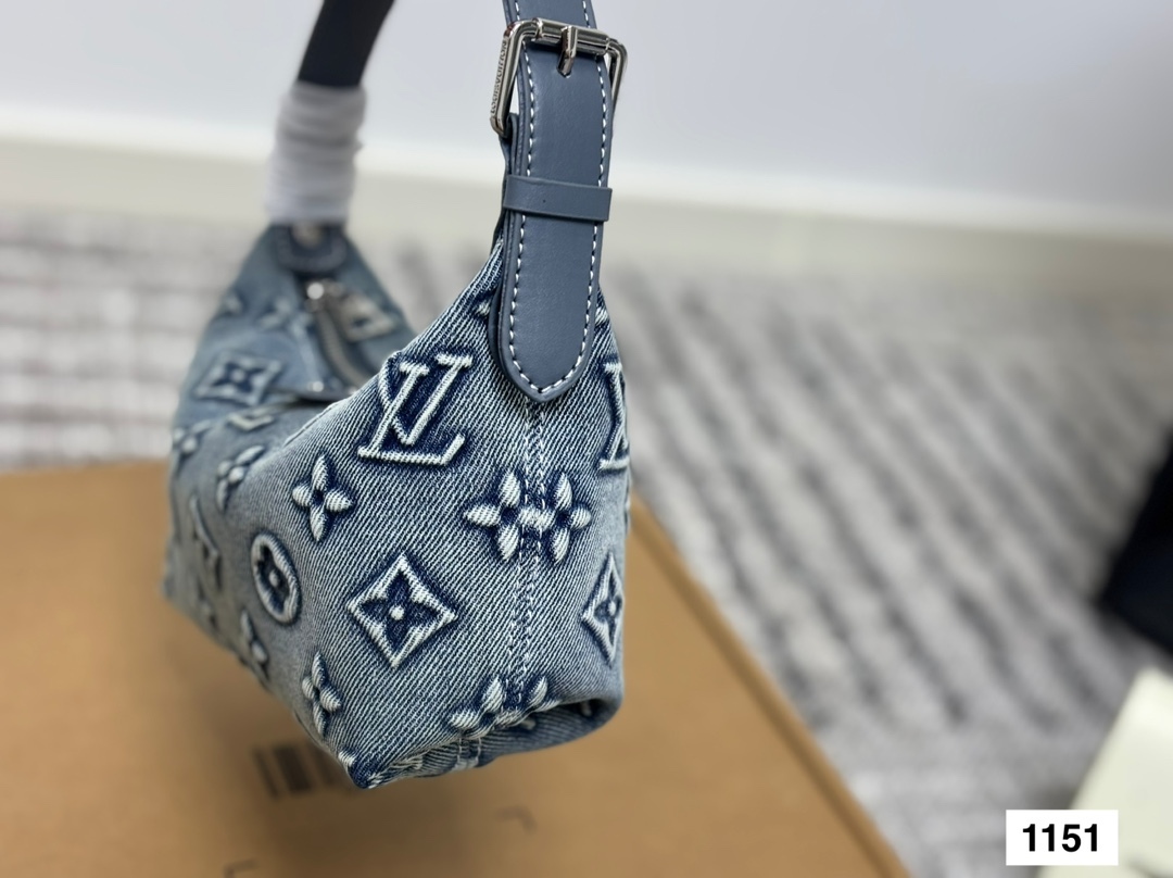Louis new arrival denim hobo bag size:20 * 12 cm