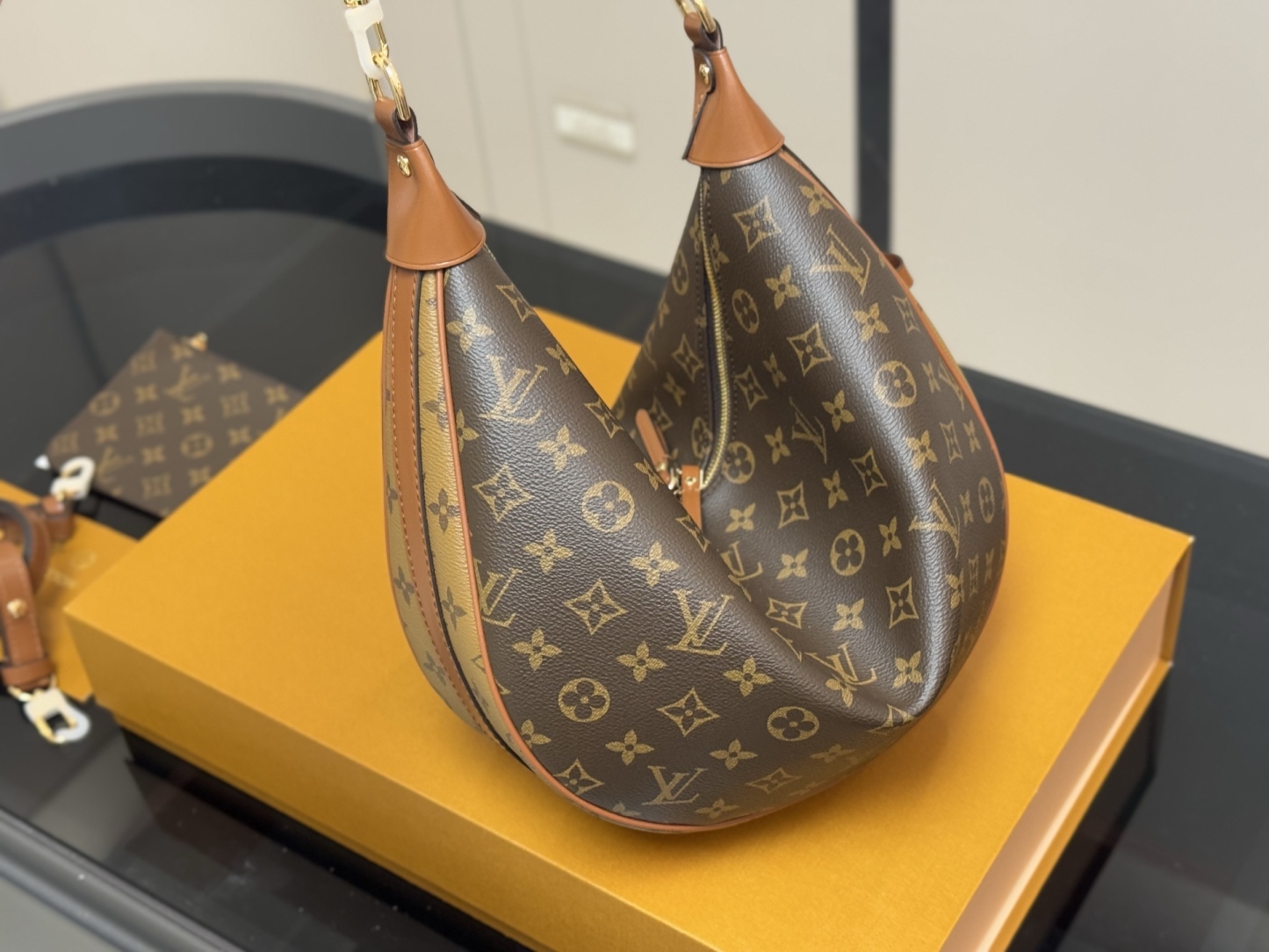 Louis new arrival loop moon hobo bag size:37*24 cm