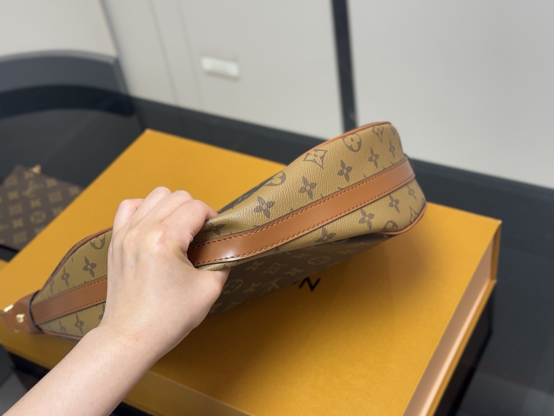 Louis new arrival loop moon hobo bag size:37*24 cm