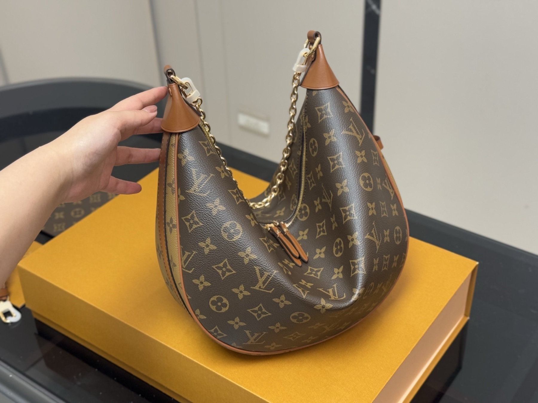 louis-new-arrival-loop-moon-hobo-bag-size-37-24-cm-2053