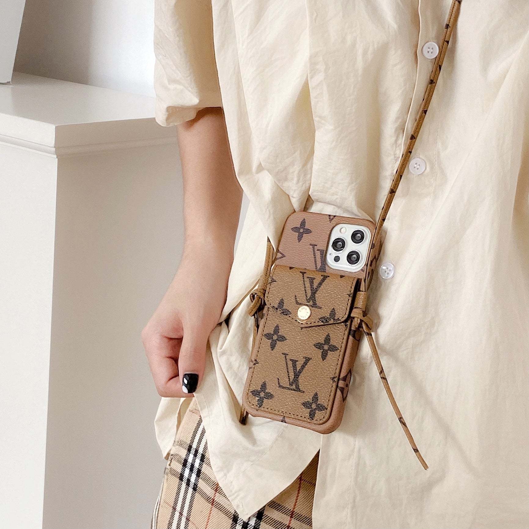 lou-leather-chain-iphone-case-3583