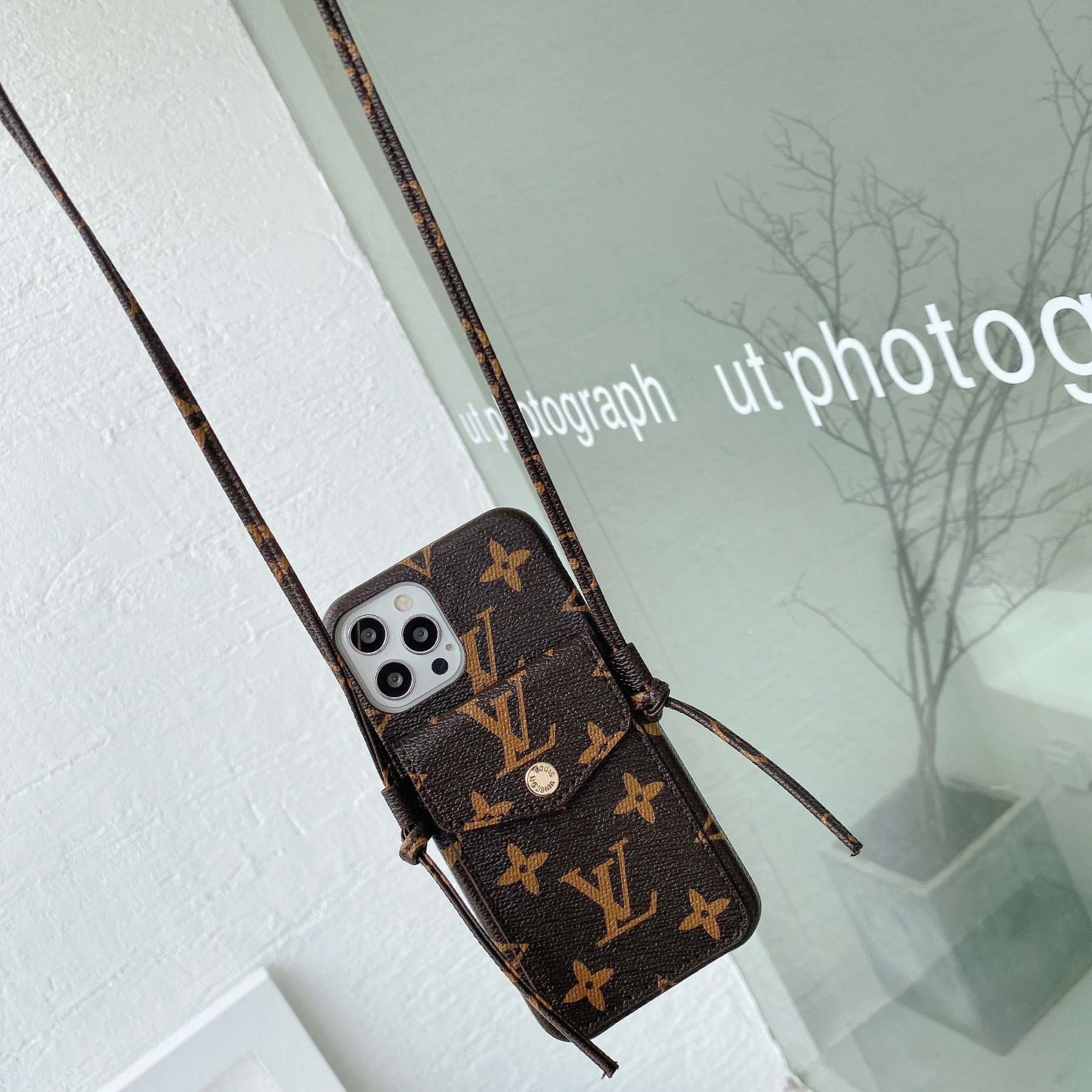 lou-leather-chain-iphone-case-3583