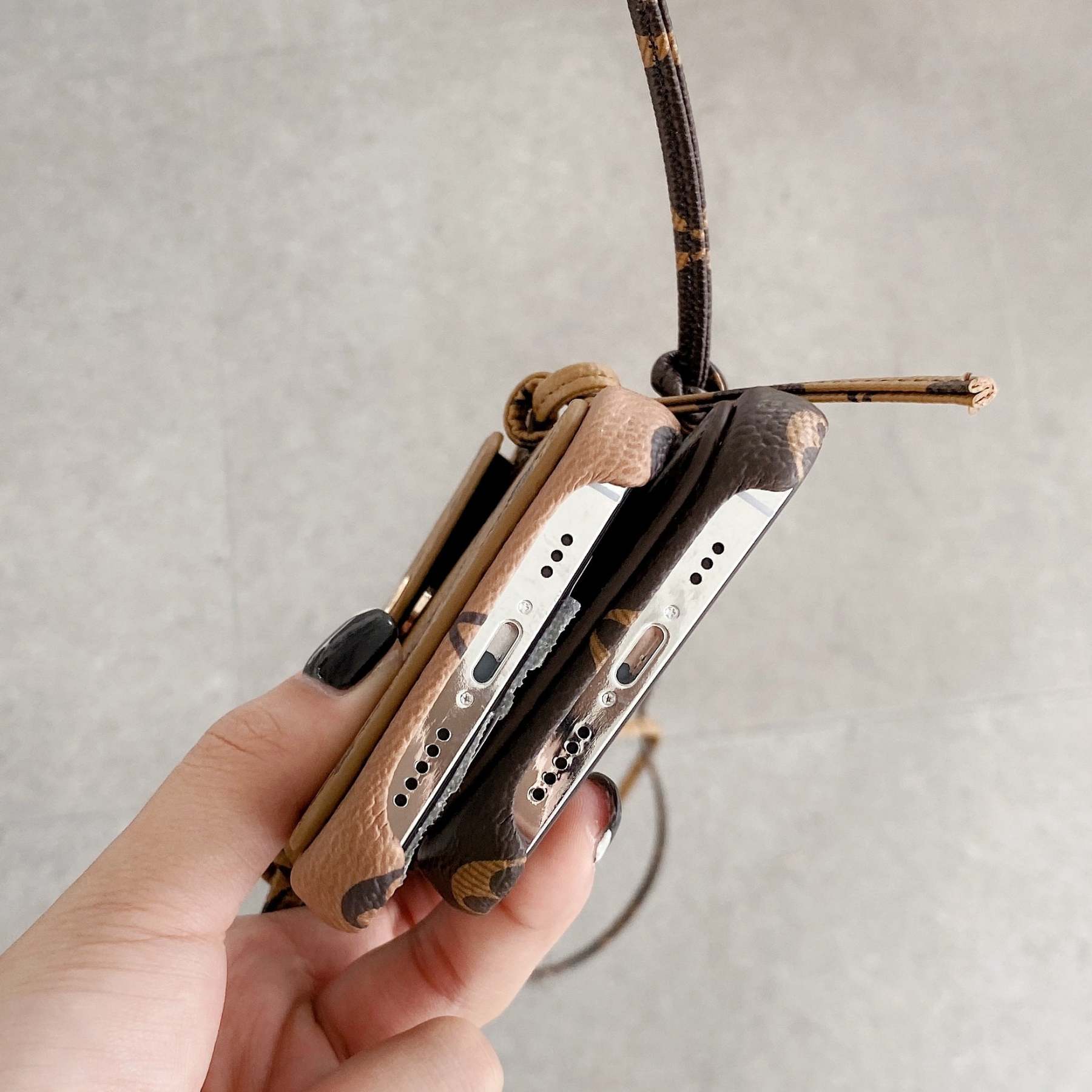 lou-leather-chain-iphone-case-3583