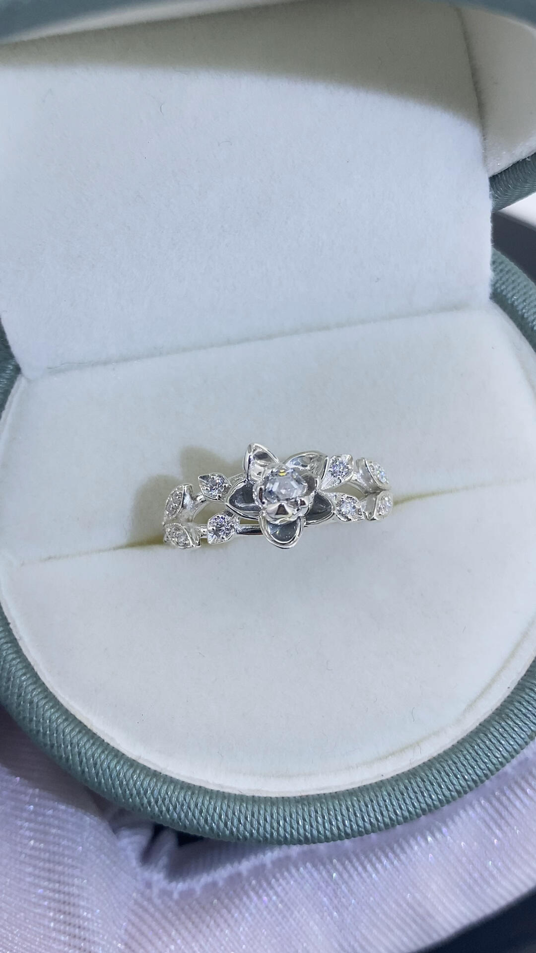 Everlasting Jasmine | Wedding Ring | 925 Sterling Silver Platinum-Plated Moissanite