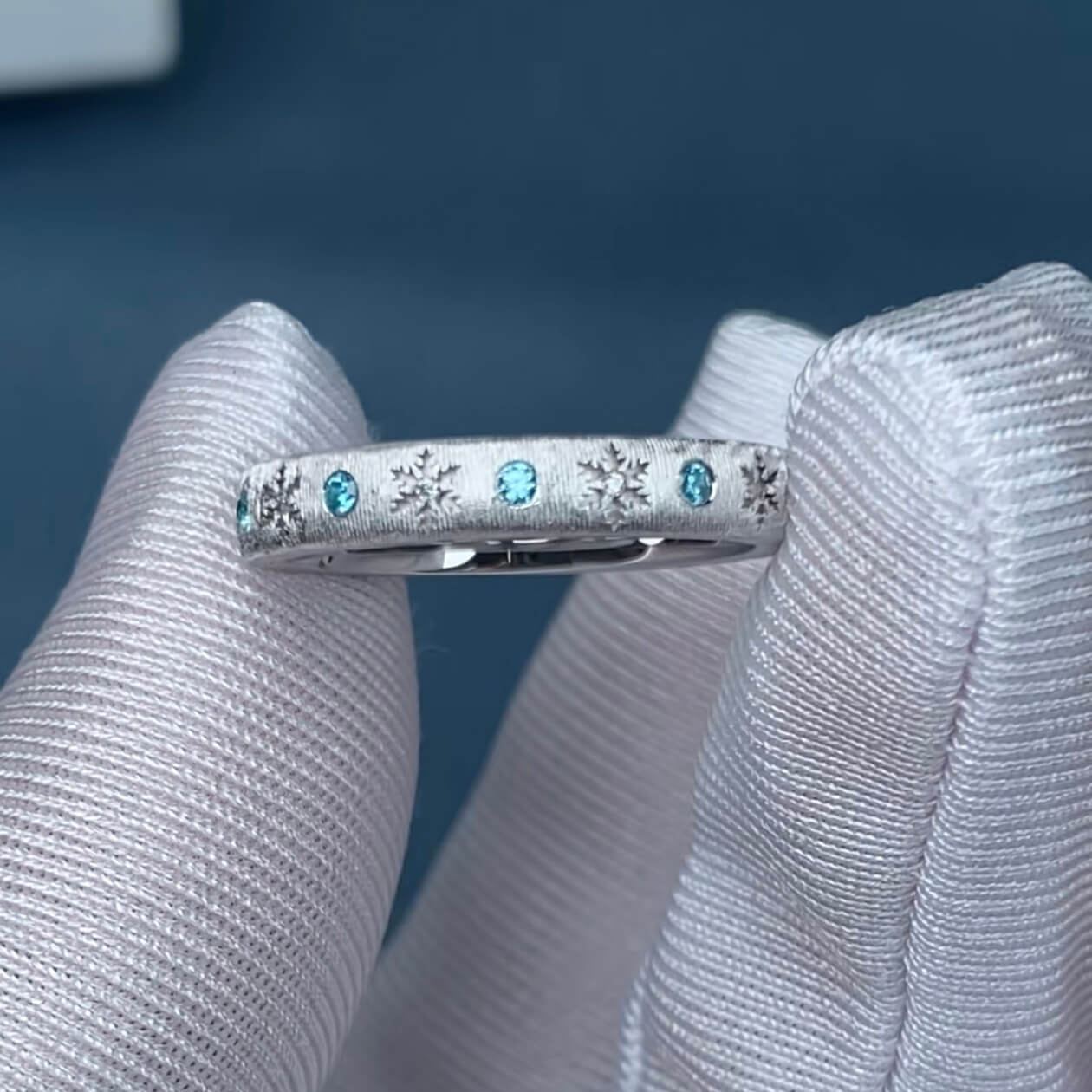 Frozen Devotion | Snowflake Ring | 925 Sterling Silver Platinum-Plated Moissanite