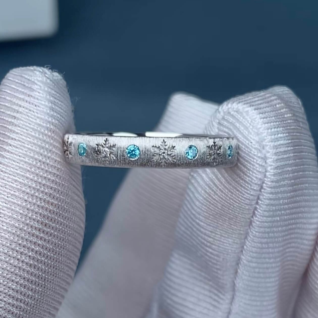 Frozen Devotion | Snowflake Ring | 925 Sterling Silver Platinum-Plated Moissanite