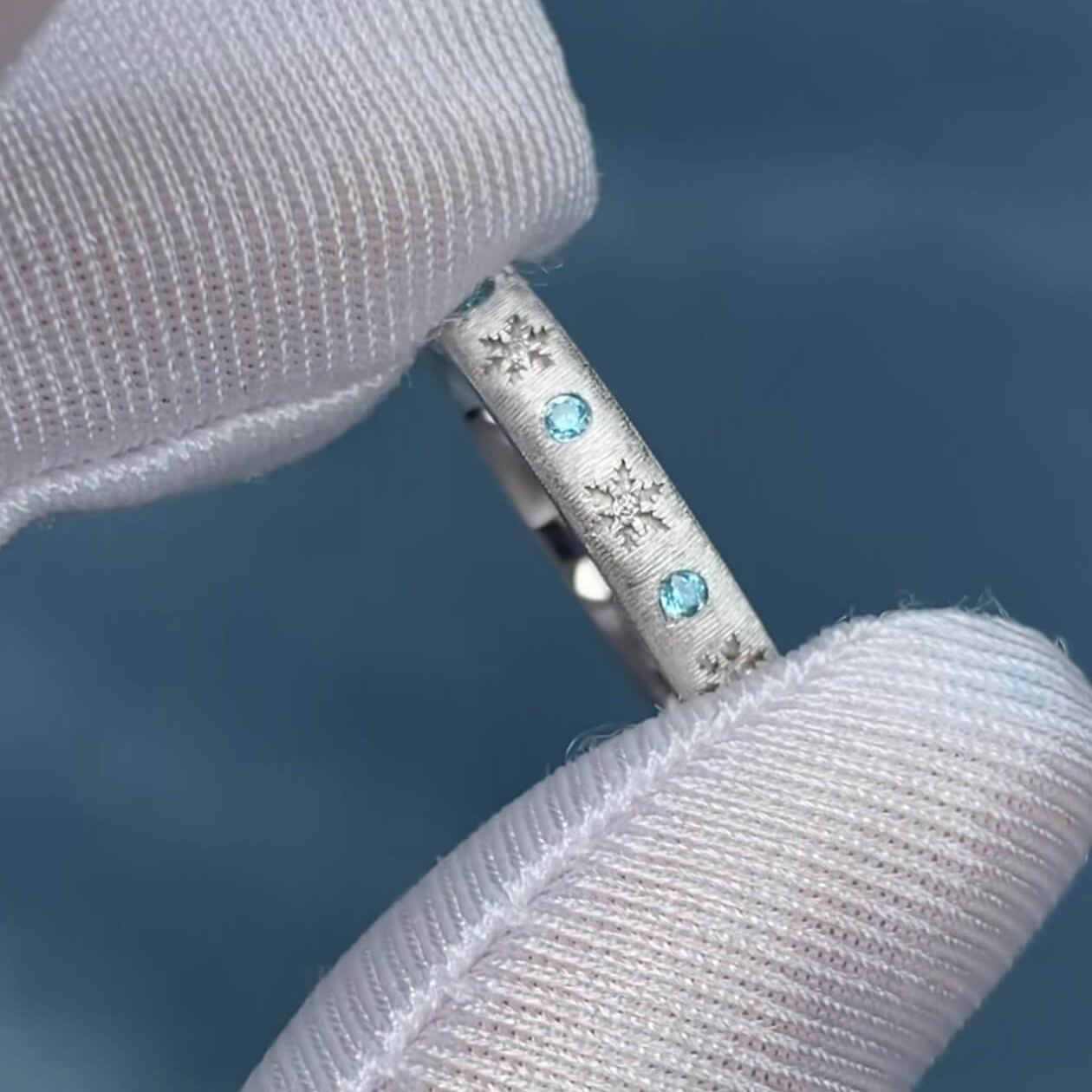 Frozen Devotion | Snowflake Ring | 925 Sterling Silver Platinum-Plated Moissanite