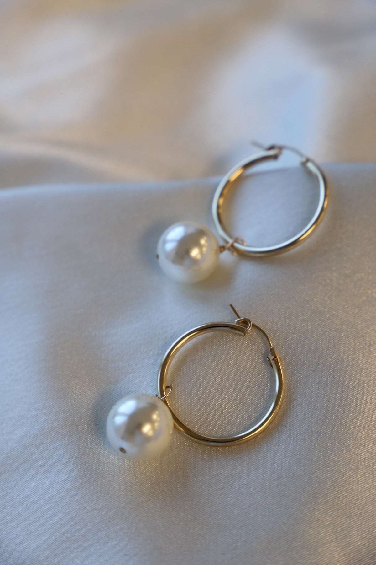 OVERSIZED AUDREY PEARL HOOPS-Vavasi