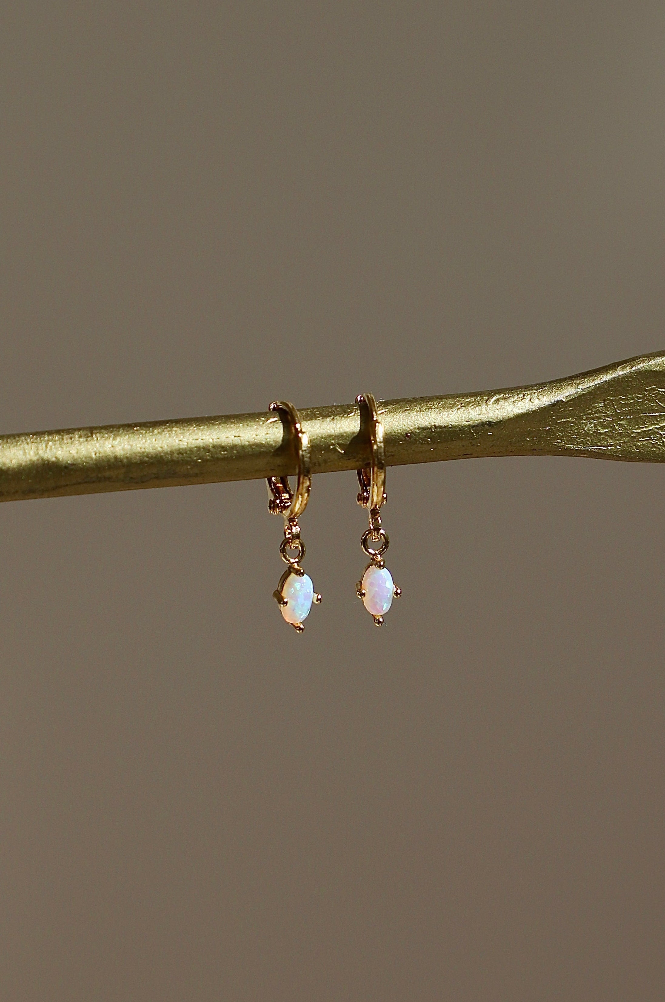 MINI OVAL OPALITE HUGGIES-Vavasi