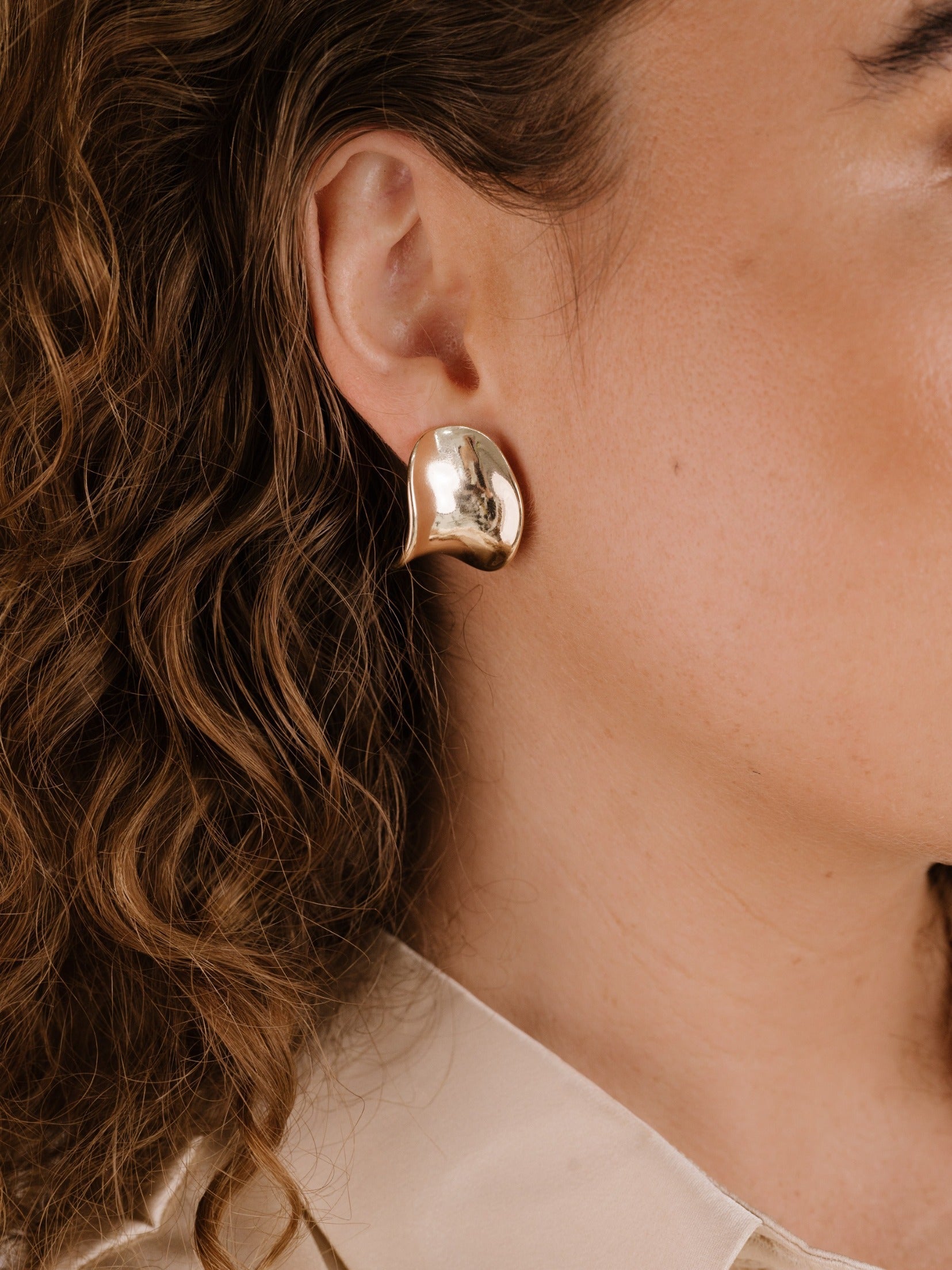 Curved Stud Earrings-Vavasi