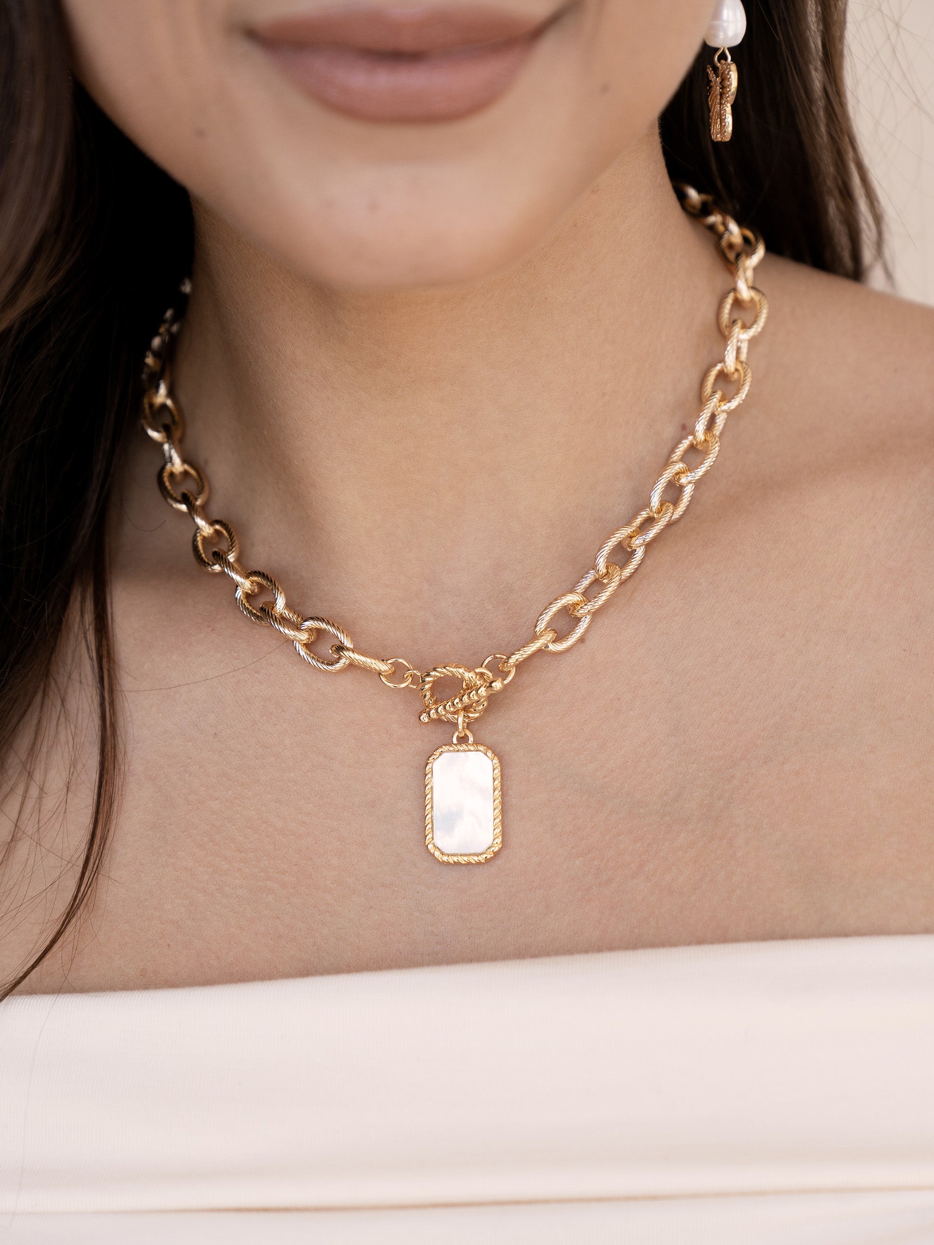 Chain Link and Mother of Pearl Pendant Necklace-Vavasi