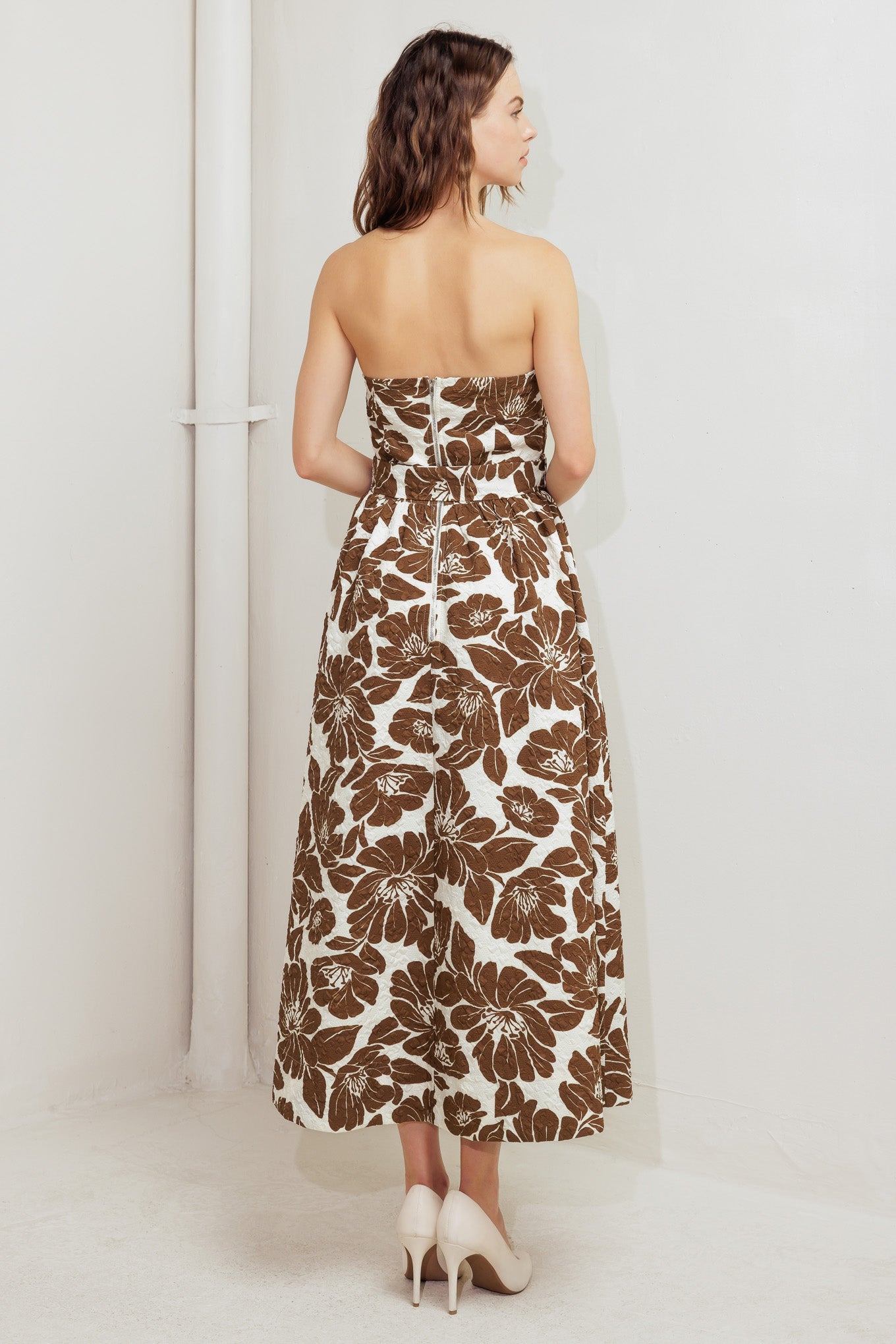 DOVEY TEXTURED FLORAL STRAPLESS MIDI DRESS-Vavasi