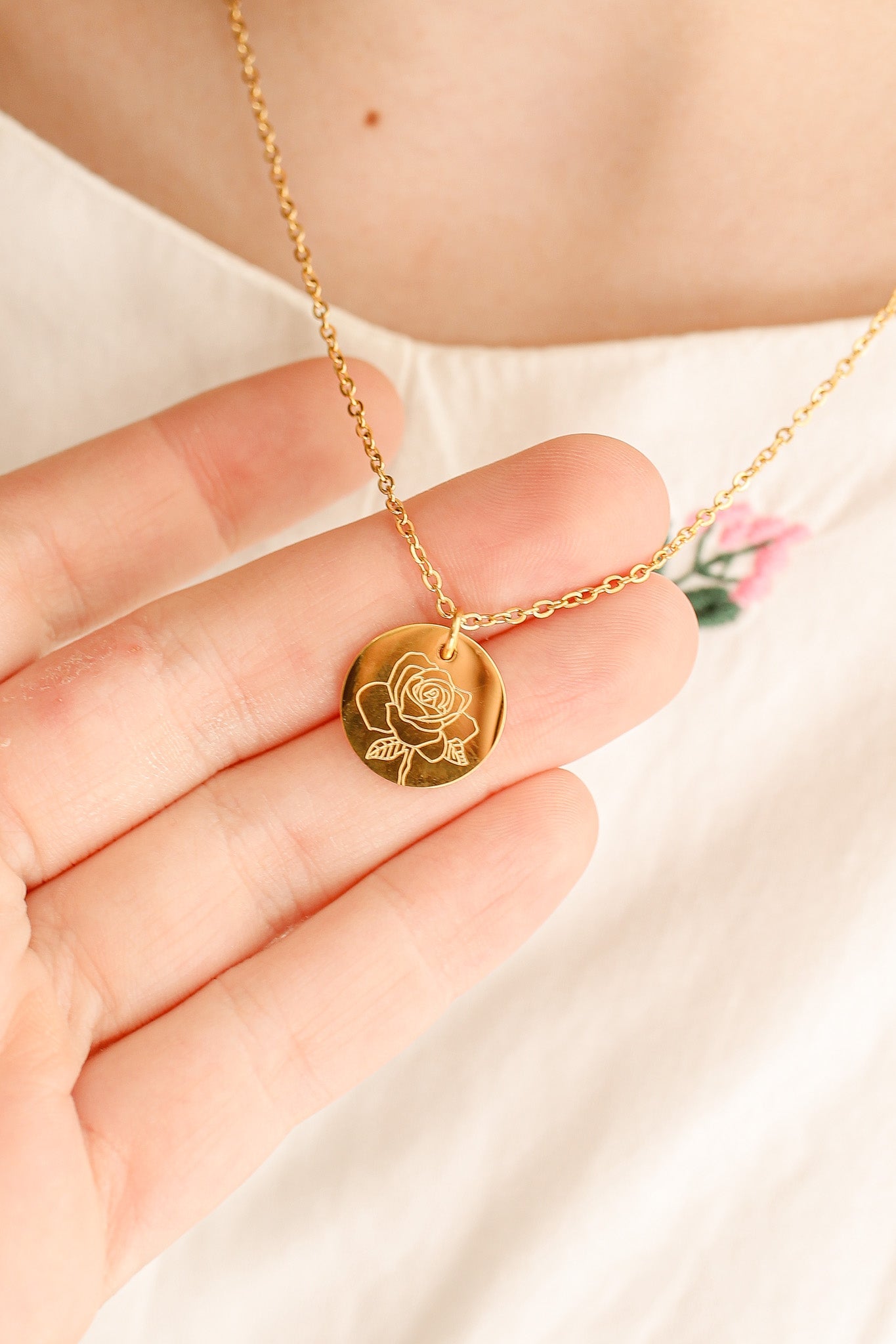Birth Flower Necklace in Gold-Vavasi