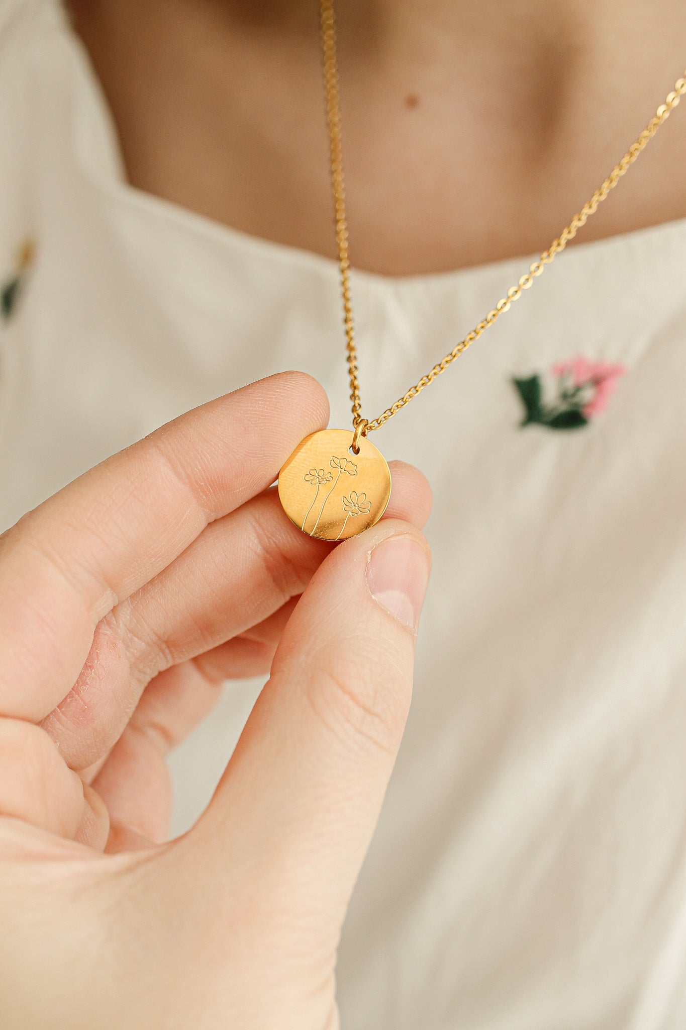 Birth Flower Necklace in Gold-Vavasi